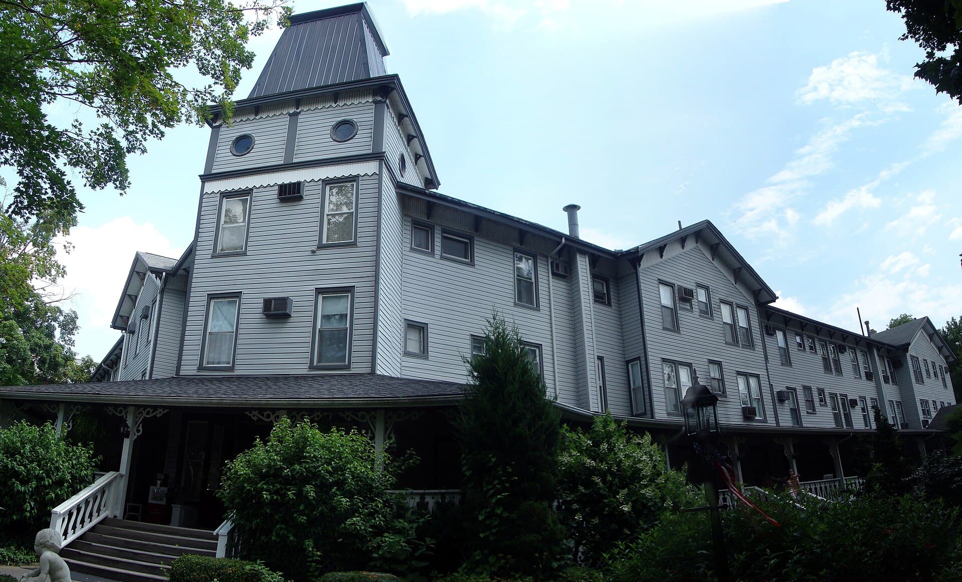 The Riverside Inn (via Wikimedia Commons, CC BY 3.0)
