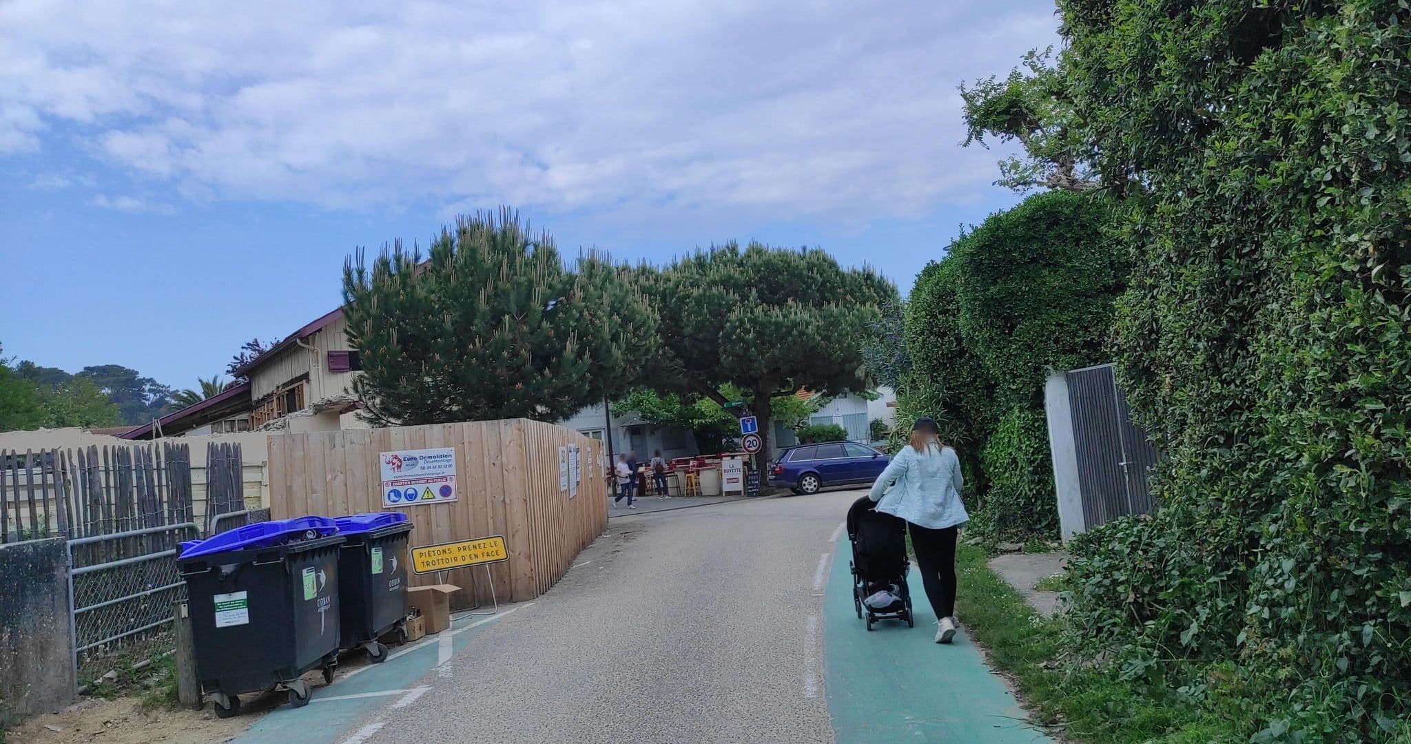 Street view near Hôtel de la plage, restaurant et hôtel, Arcachon — © yod4z (CC BY-SA · Mapillary)