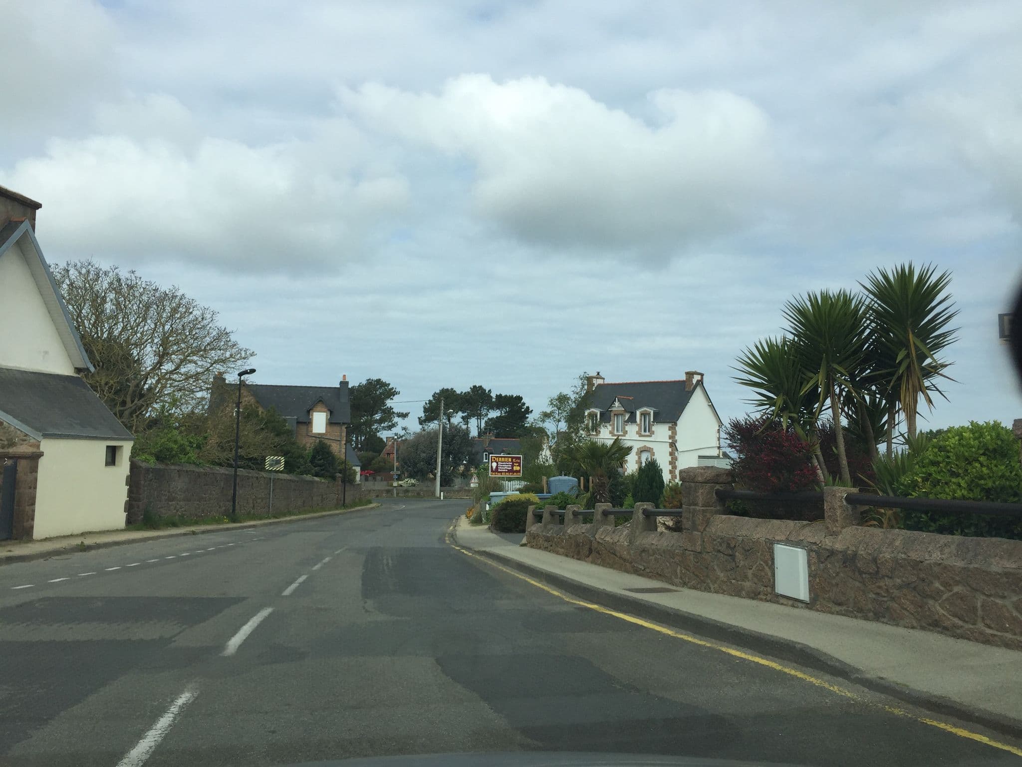 Street view near La Maison de Marie, Trégastel — © pgiraud (CC BY-SA · Mapillary)