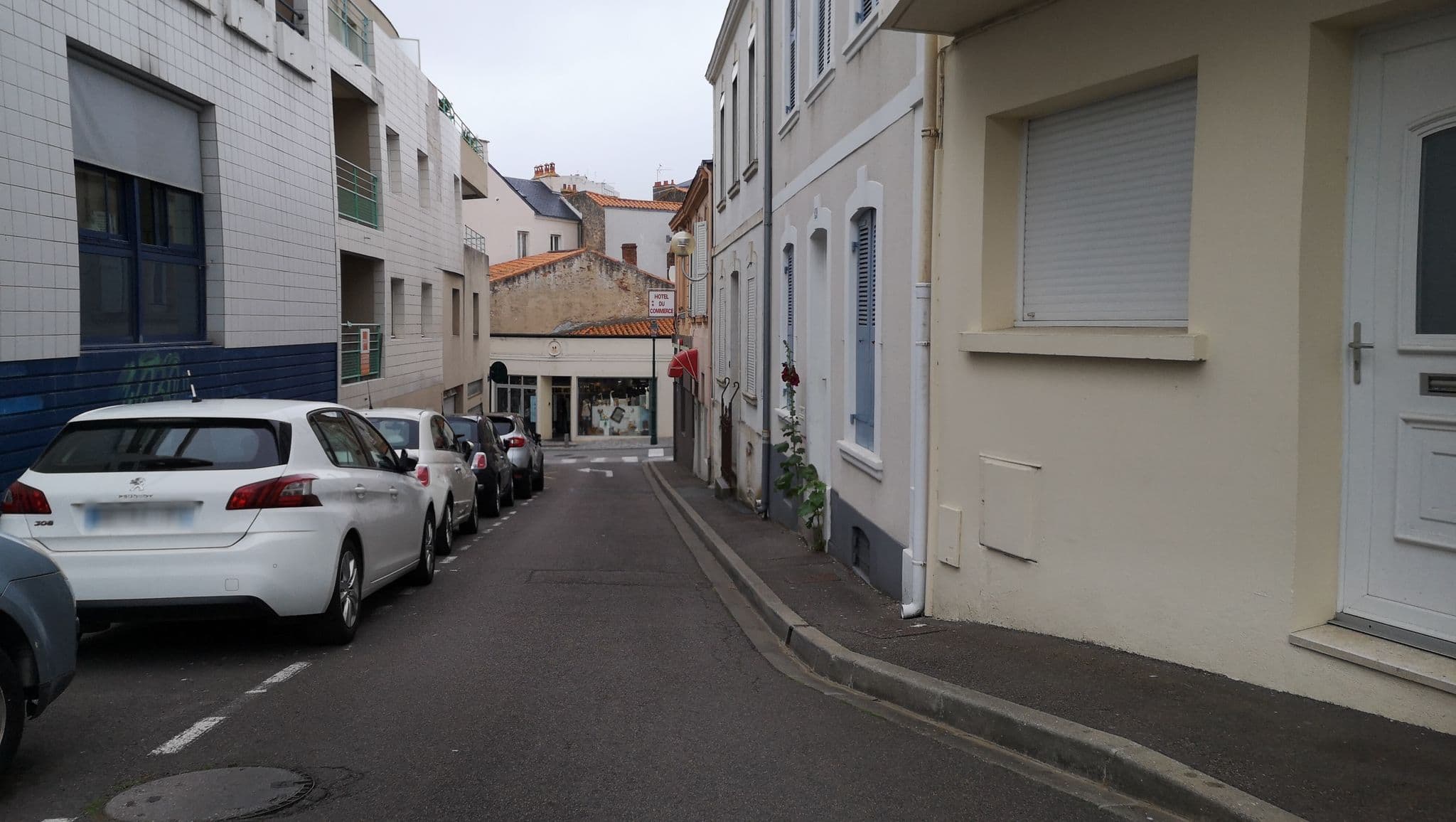 Street view near Hôtel du Commerce, Les Sables-d'Olonne — © u4y0u (CC BY-SA · Mapillary)