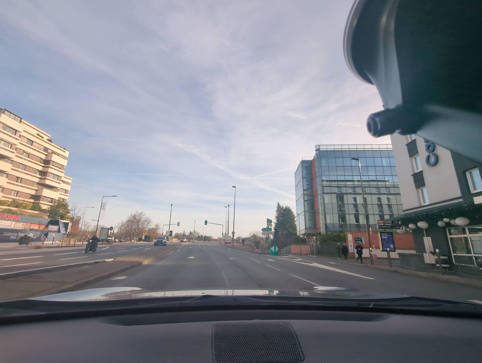 Street view near Campanile Suresnes, Suresnes — © Cryptophil (CC BY-SA · Mapillary)