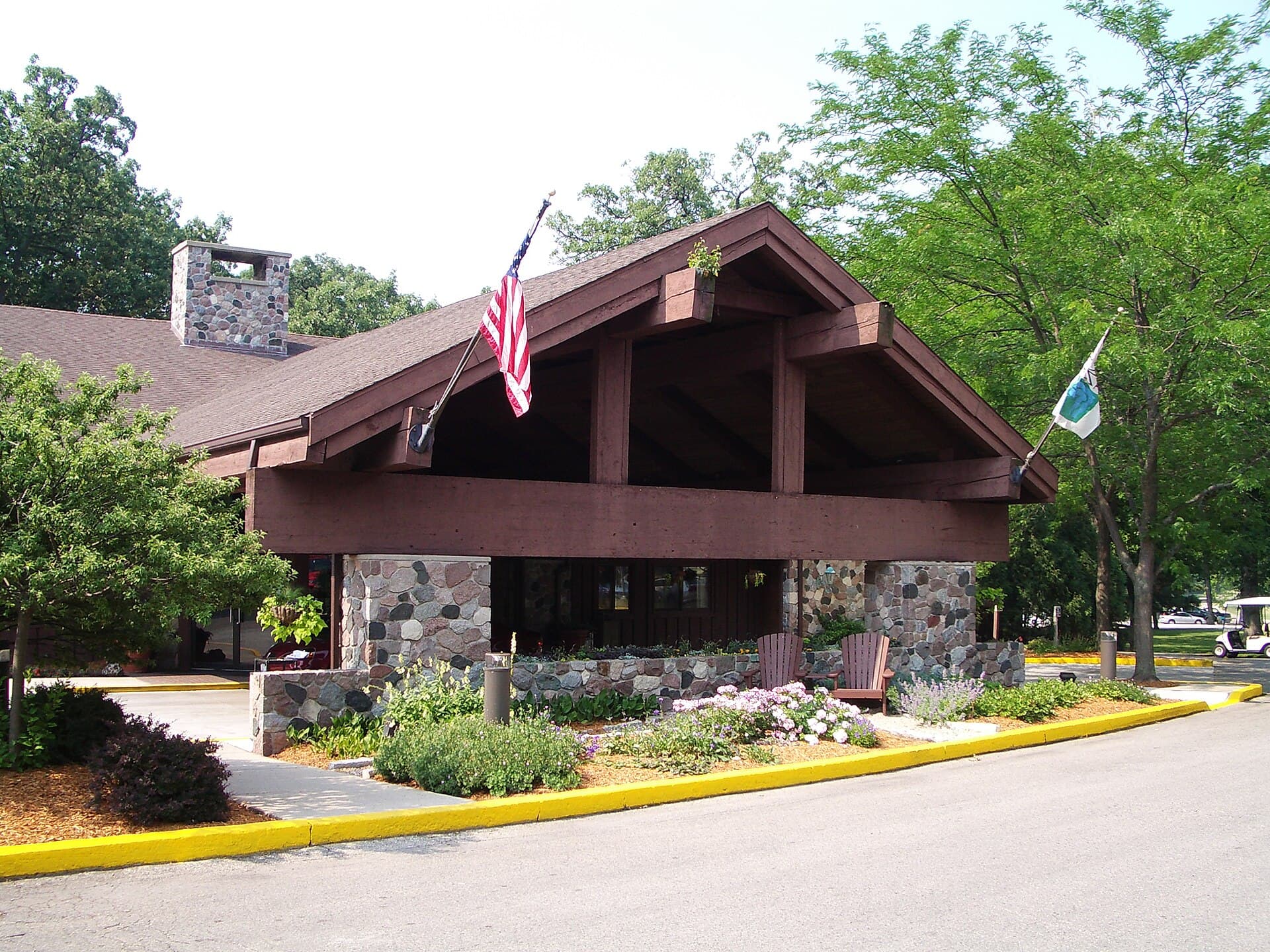 Boulder - Lake Lawn Resort (via Wikimedia Commons, CC BY-SA 3.0)