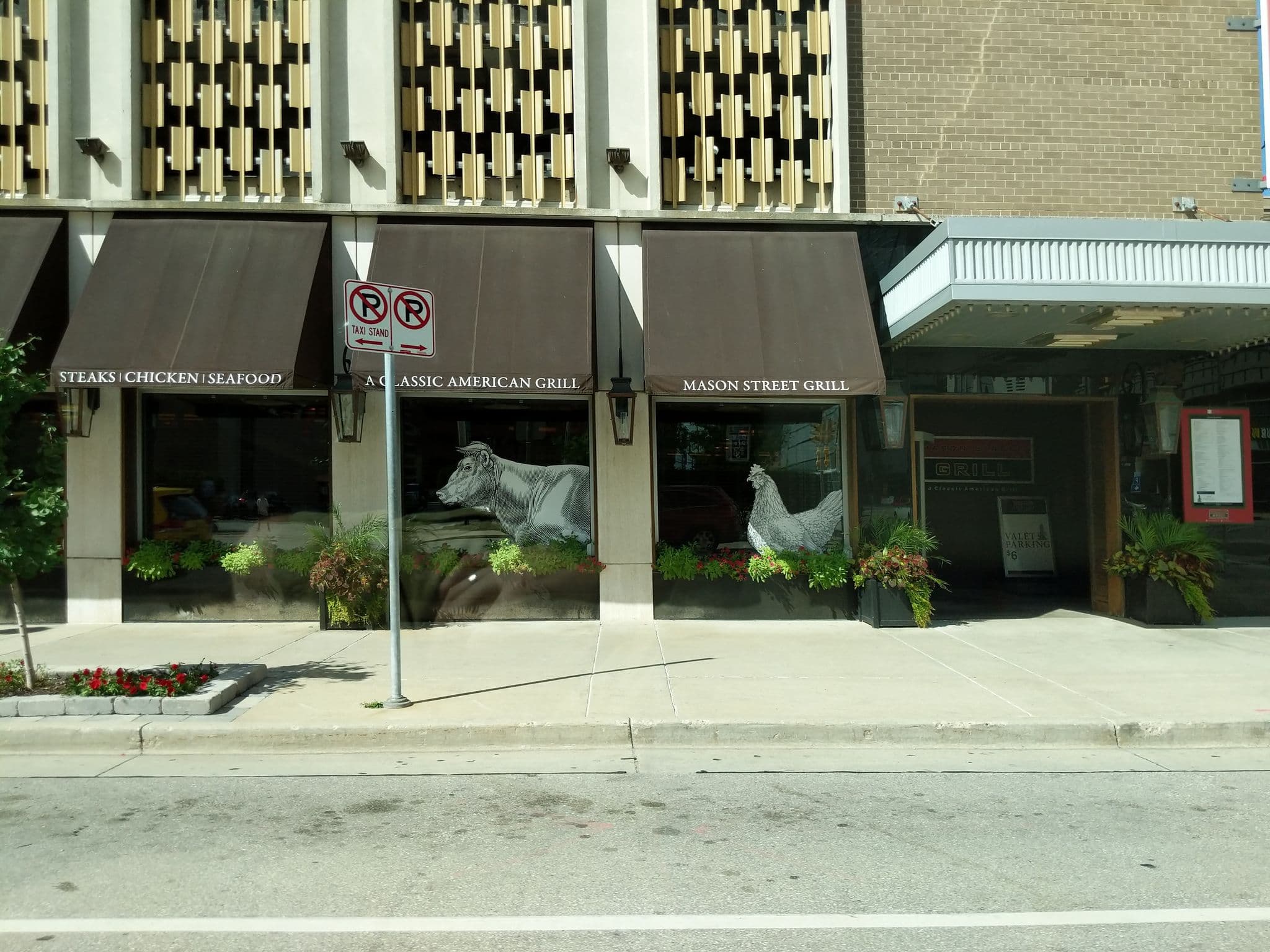 Street view near Pfister Club Lounge, Milwaukee — © iandees (CC BY-SA · Mapillary)