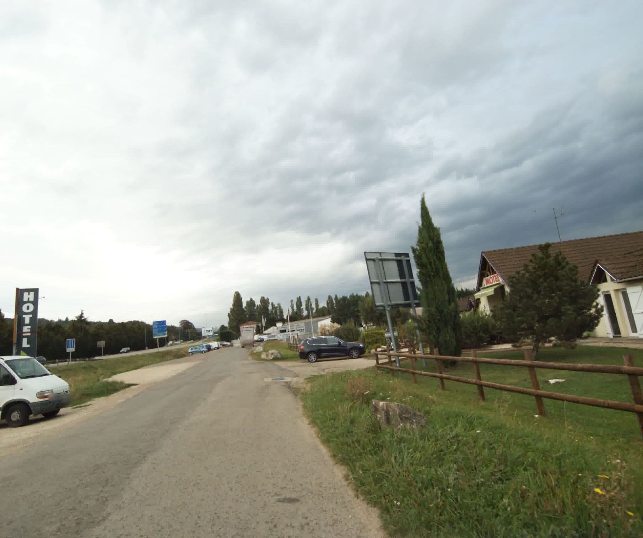 Street view near Le Clos du Mouron, Tournus — © sogefi (CC BY-SA · Mapillary)