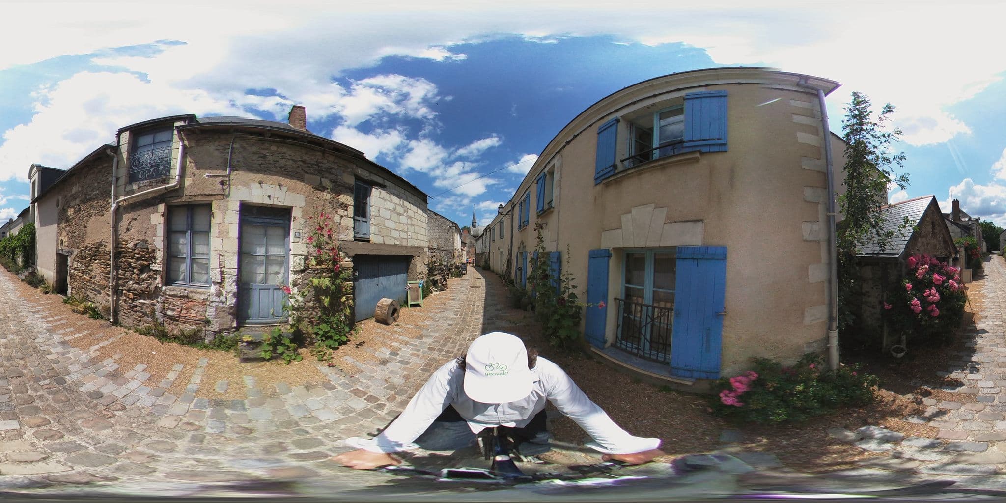 Street view near Les Tonnelles, Savennières — © geovelo (CC BY-SA · Mapillary)
