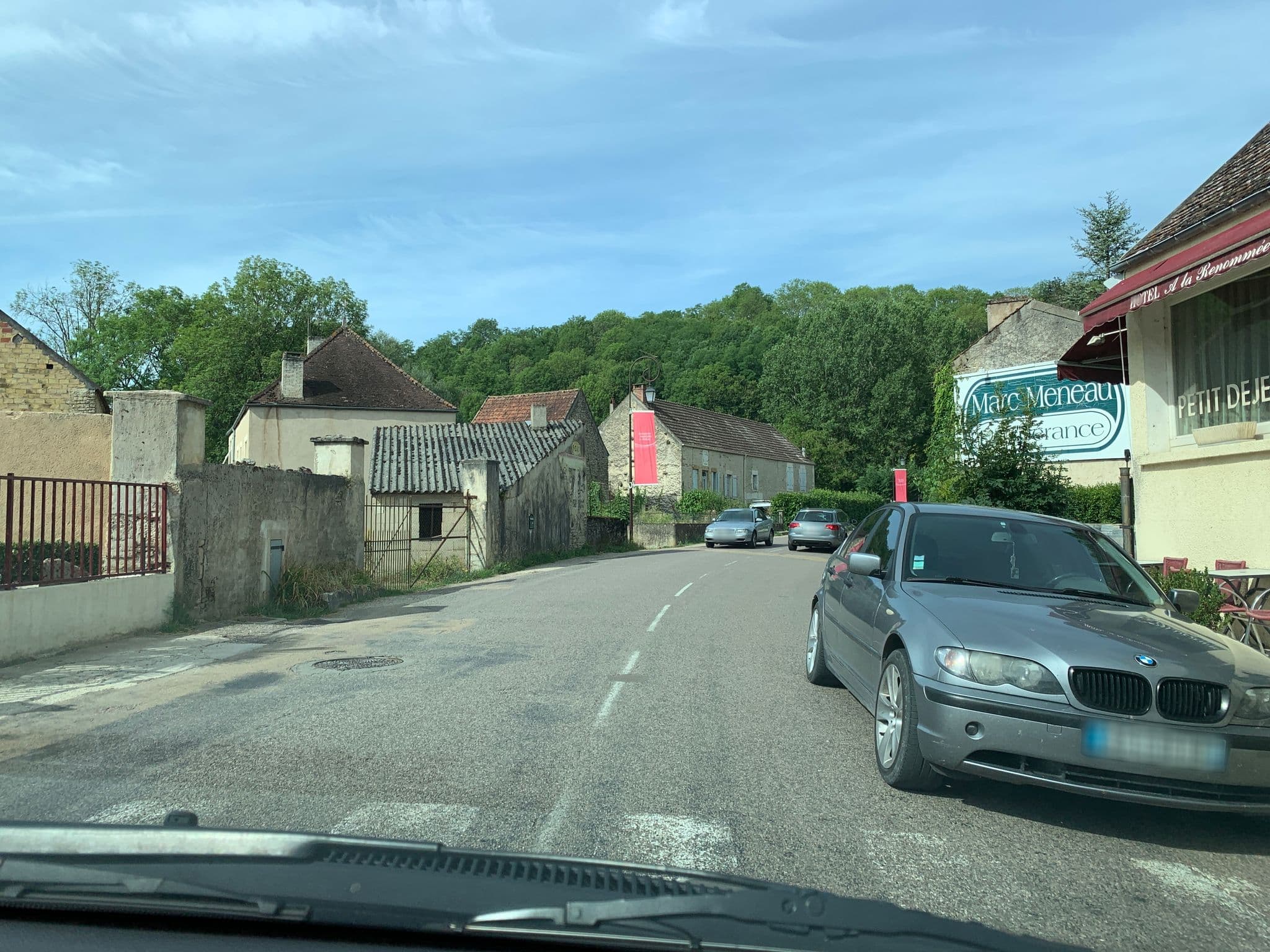 Street view near La Renommée, Avallon — © jitenshaniko (CC BY-SA · Mapillary)