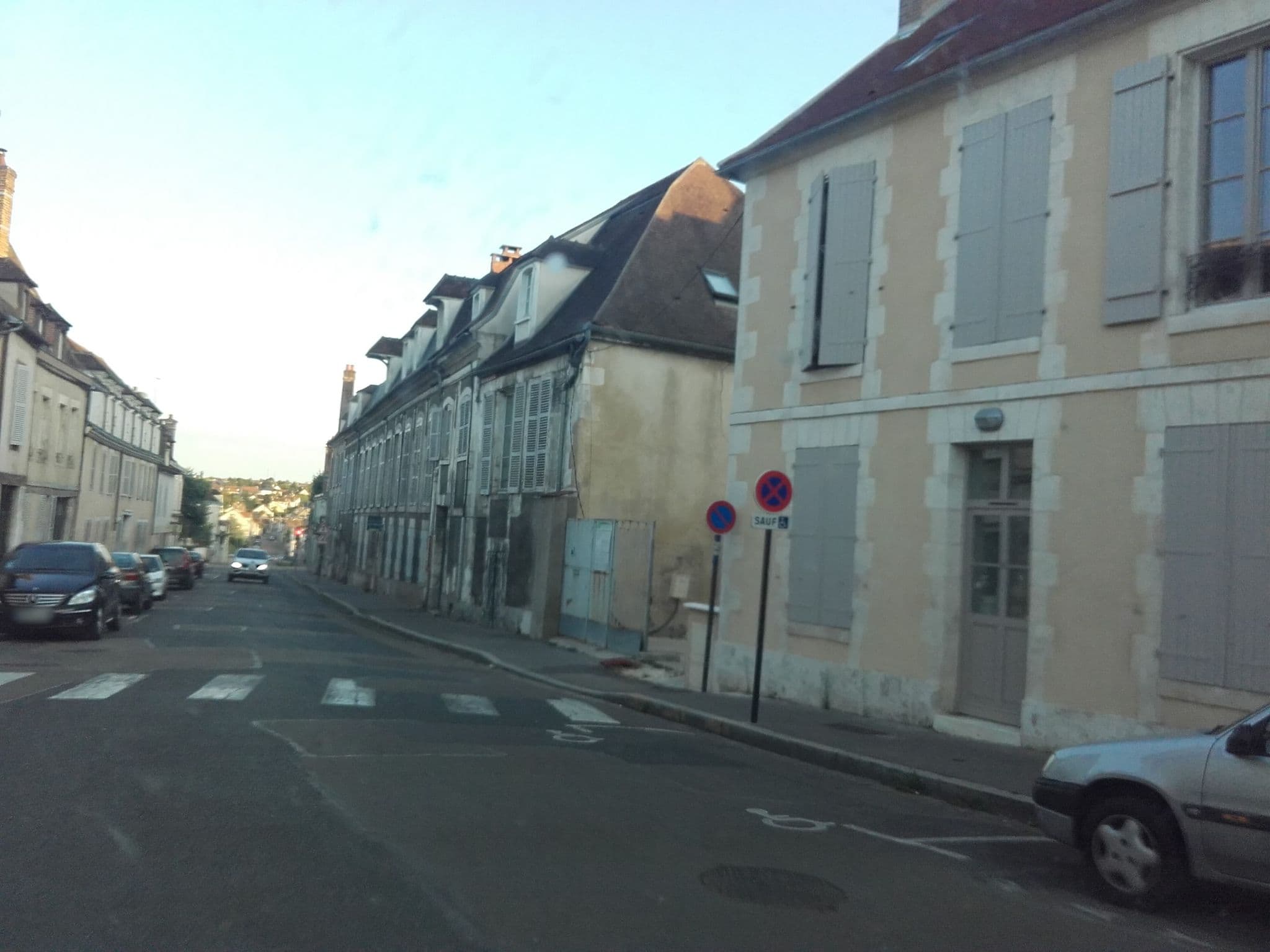 Street view near AuxR_Etape / la Maison du randonneur, Auxerre — © alexcorioze (CC BY-SA · Mapillary)