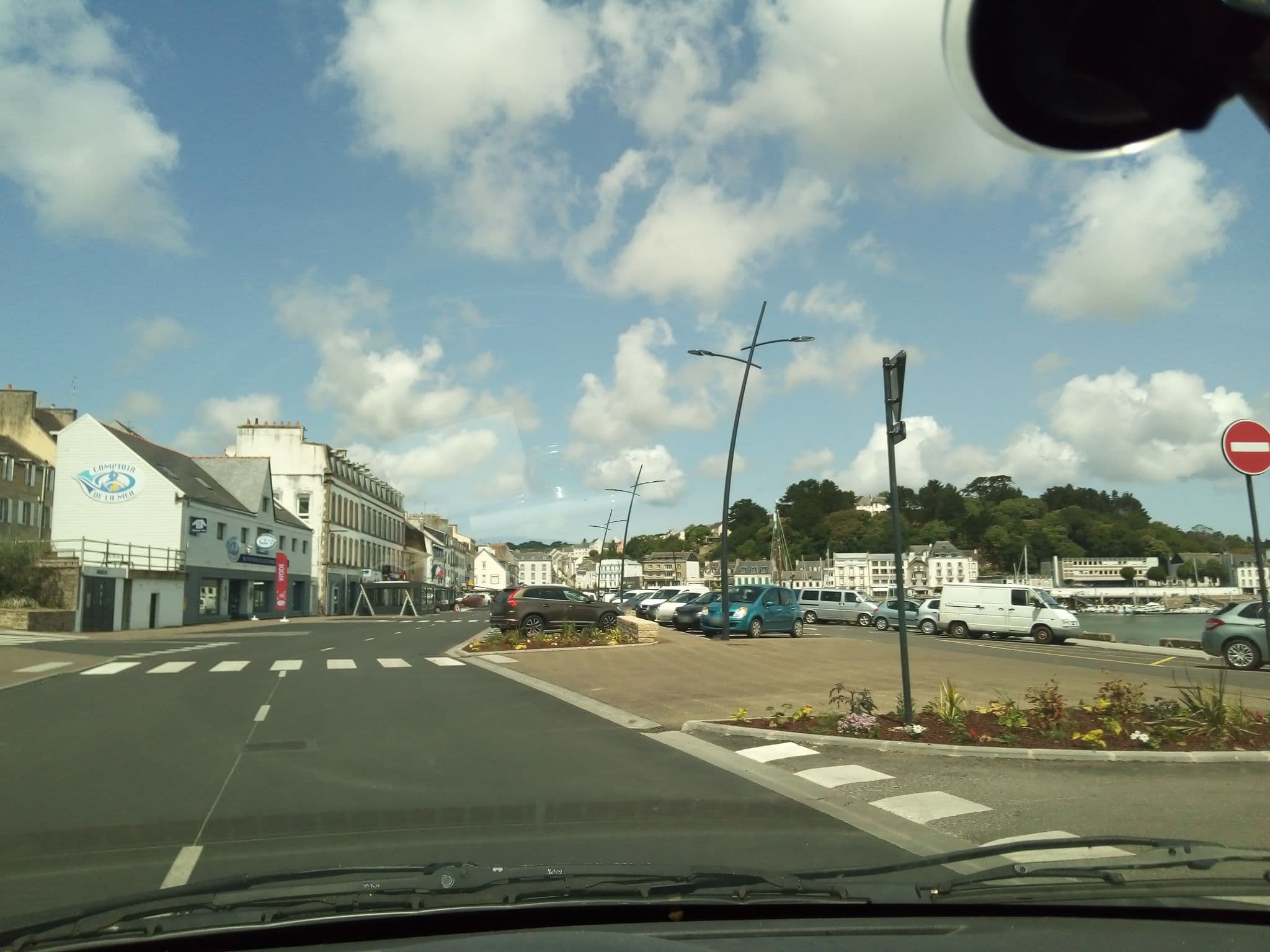 Street view near Hôtel Restaurant Le Goyen, Audierne — © sceric (CC BY-SA · Mapillary)