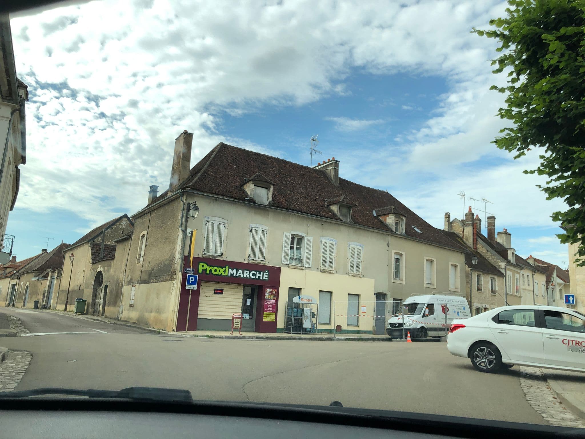 Street view near Faubourg Saint-Pierre, Chablis — © lulucmy (CC BY-SA · Mapillary)