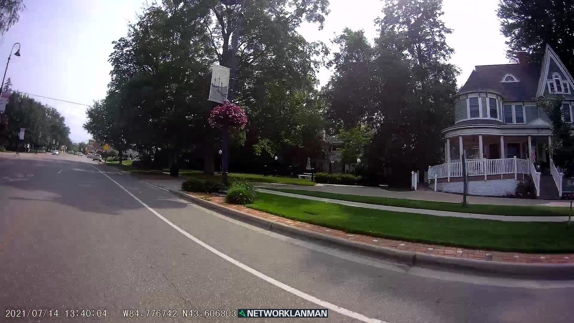 Street view near Gingko Tree Inn, Clare — © networklanman (CC BY-SA · Mapillary)