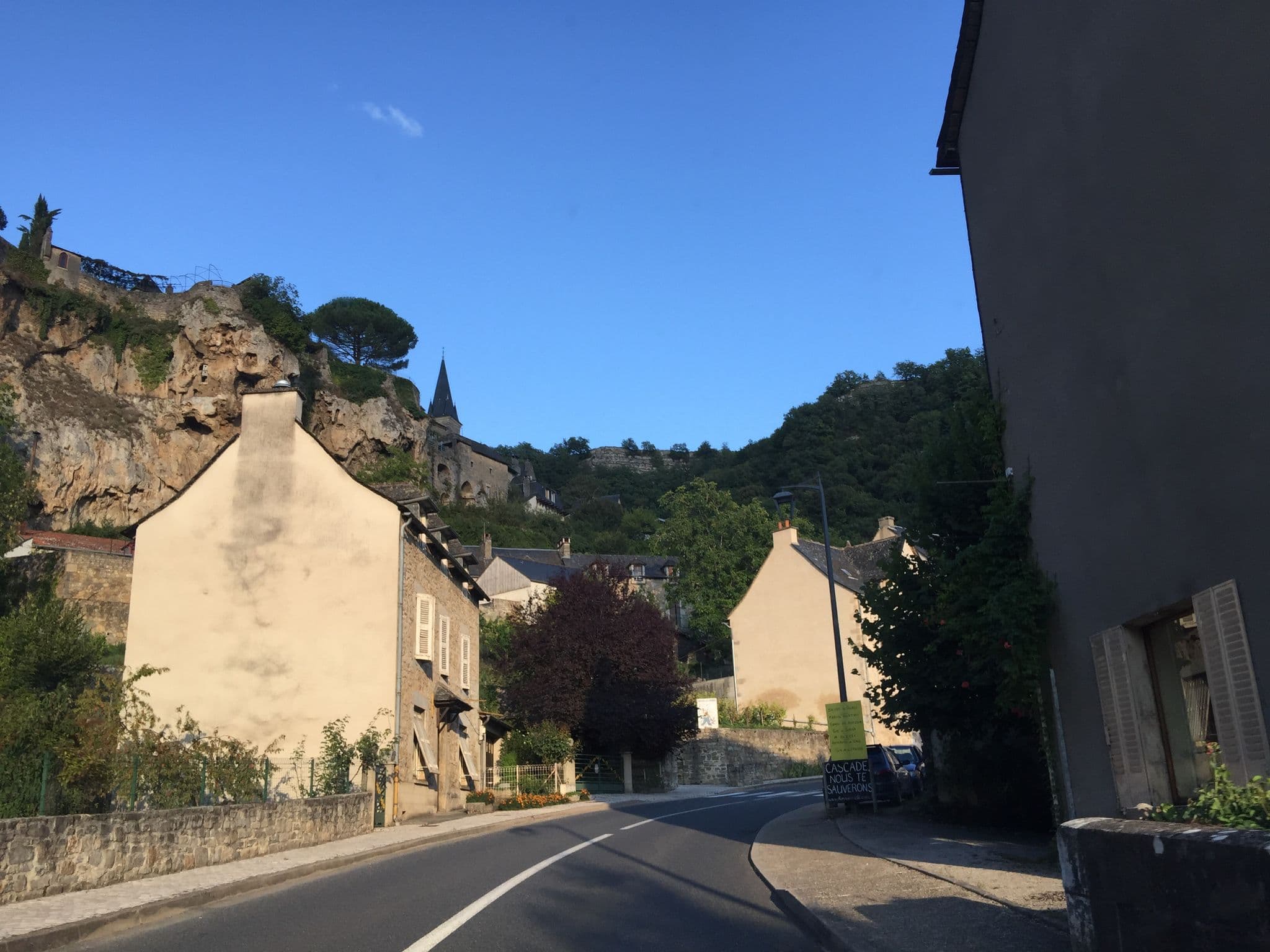 Street view near La Source du Vallon, Salles-la-Source — © geraldchatagnon (CC BY-SA · Mapillary)