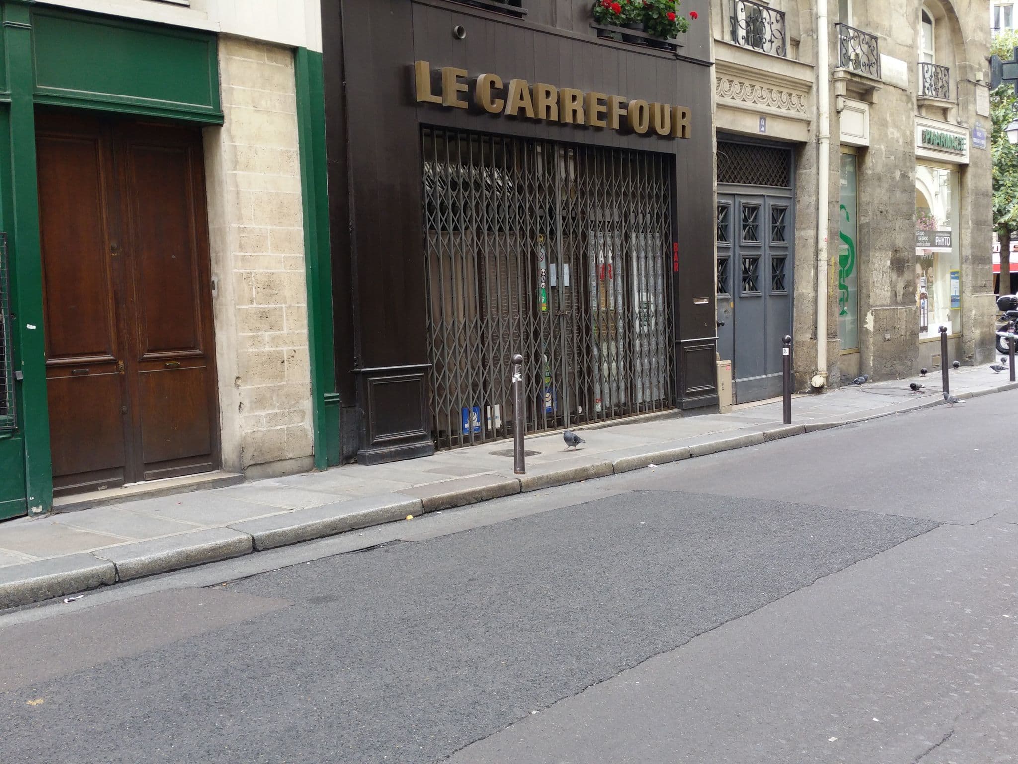 Street view near Odéon Hotel, Paris 06 Luxembourg — © shlublu (CC BY-SA · Mapillary)