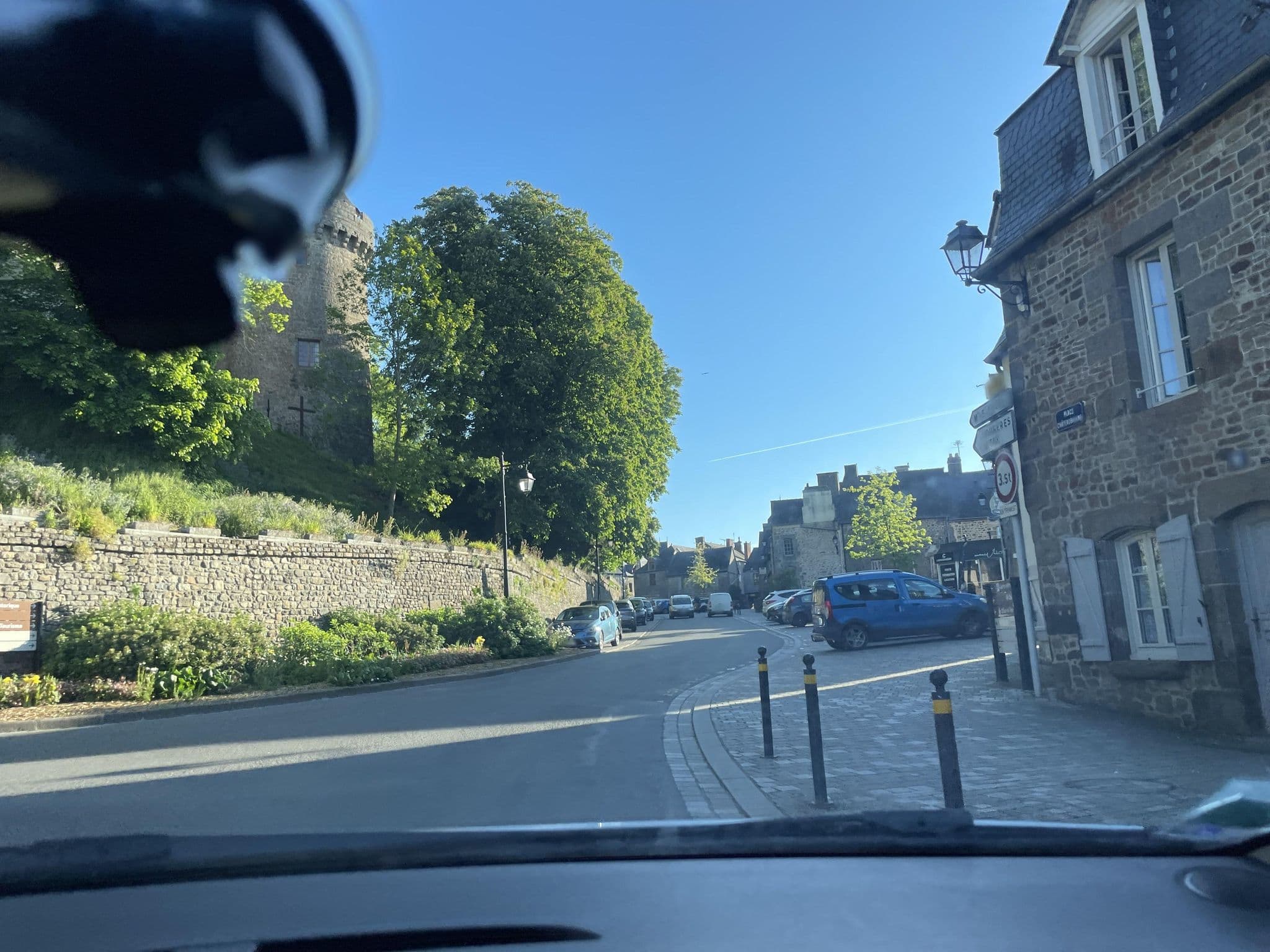Street view near Hôtel-restaurant du Lac Combourg, Combourg — © fcolas (CC BY-SA · Mapillary)