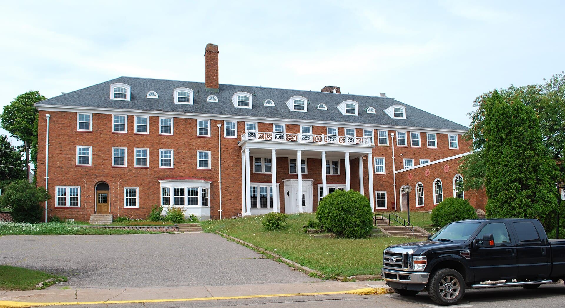 Mather Inn (via Wikimedia Commons, CC BY-SA 3.0)