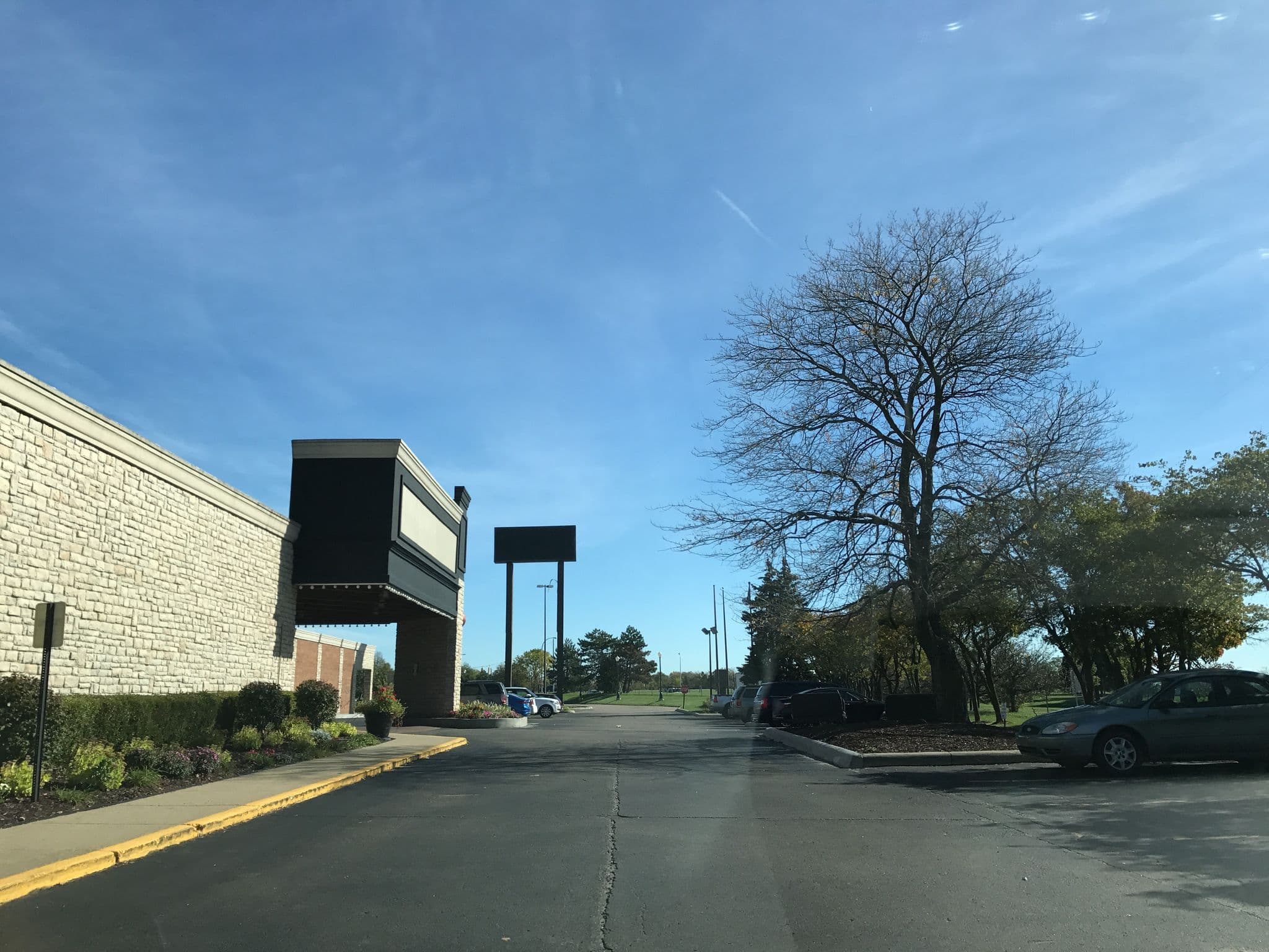 Street view near Crowne Plaza Novi, Novi — © plumgarden (CC BY-SA · Mapillary)
