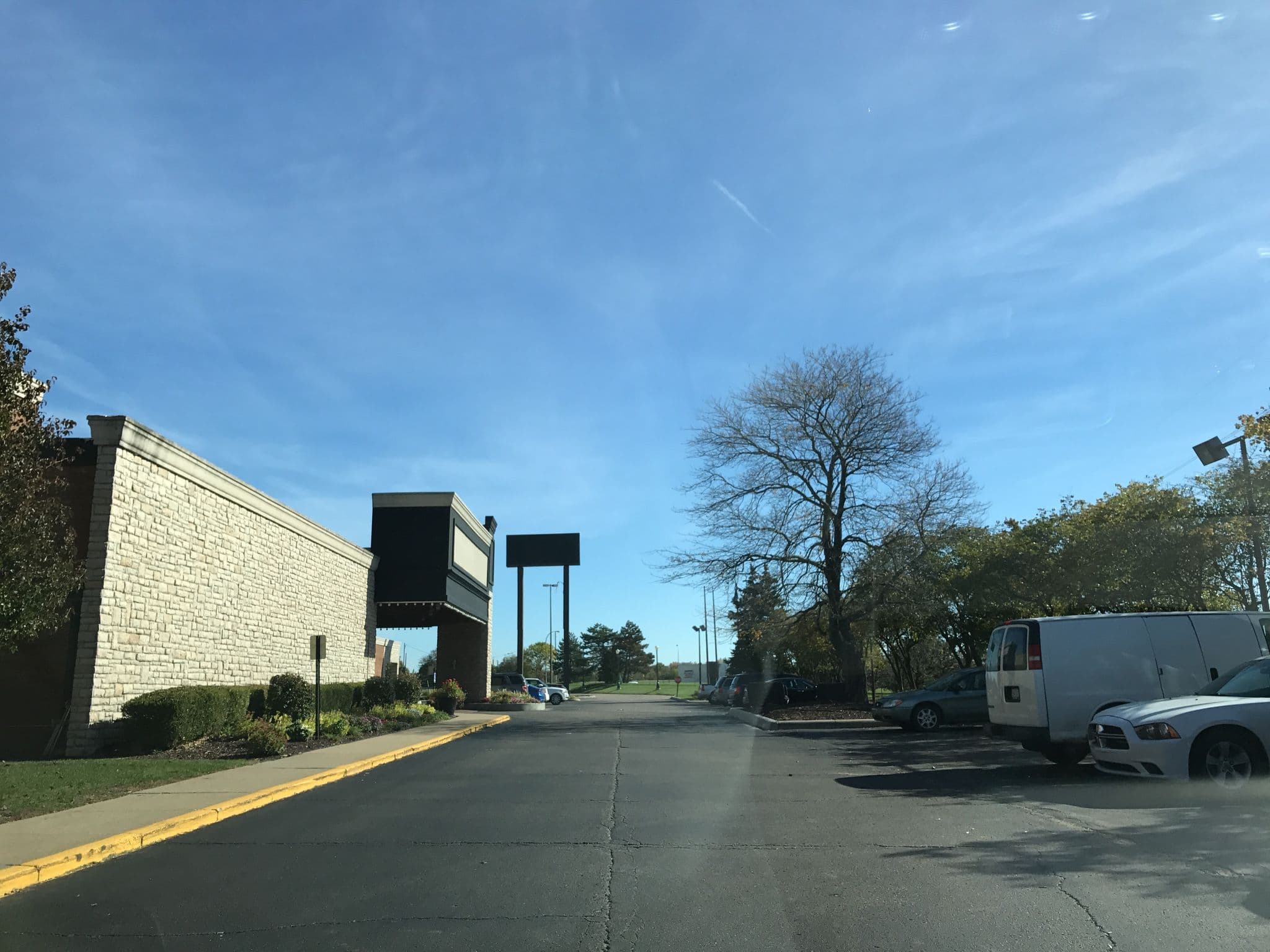 Street view near Novi Oaks Hotel, Novi — © plumgarden (CC BY-SA · Mapillary)
