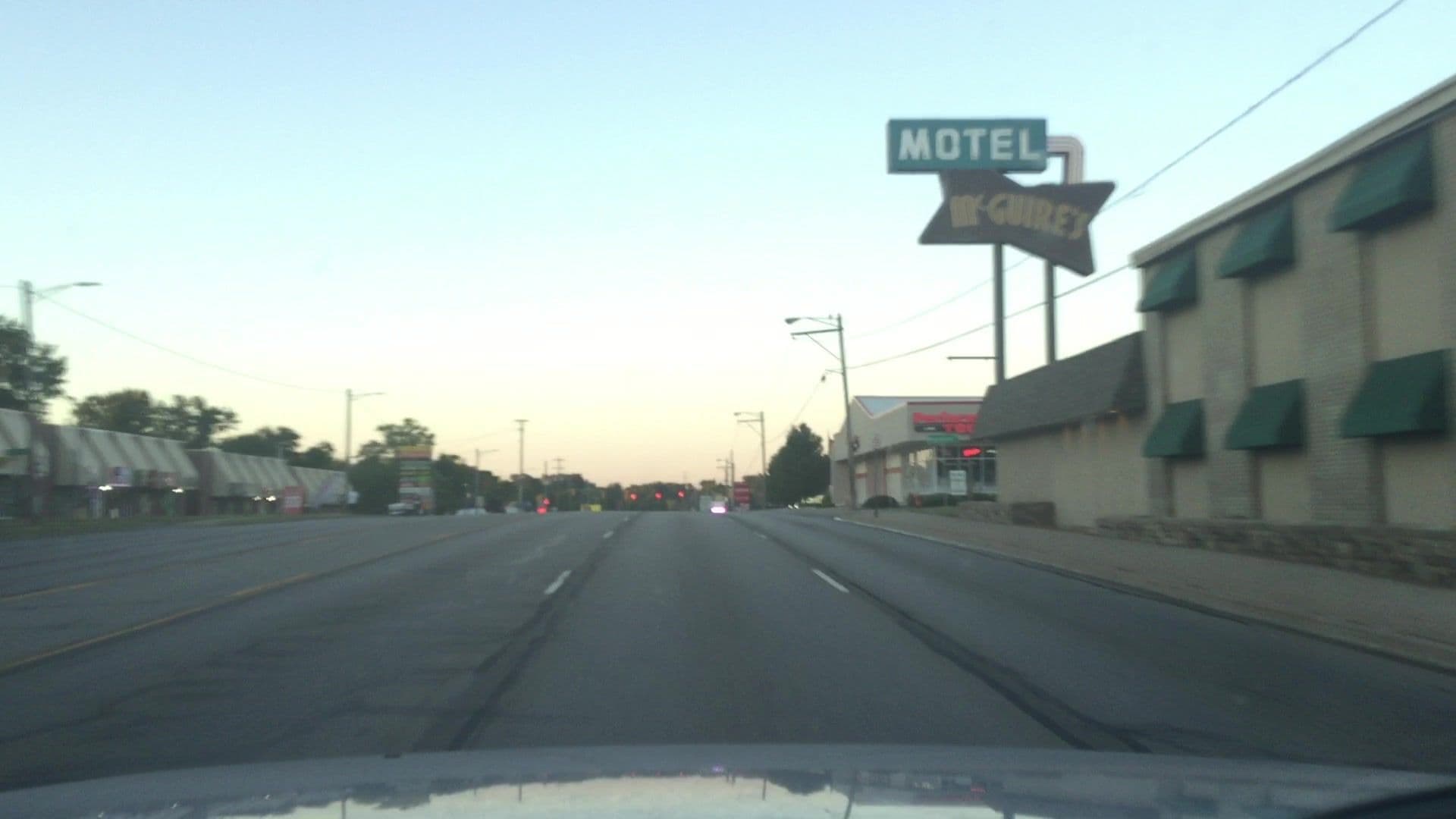 Street view near McGuire's Motor Inn, Sylvan Lake — © lvl5 (CC BY-SA · Mapillary)