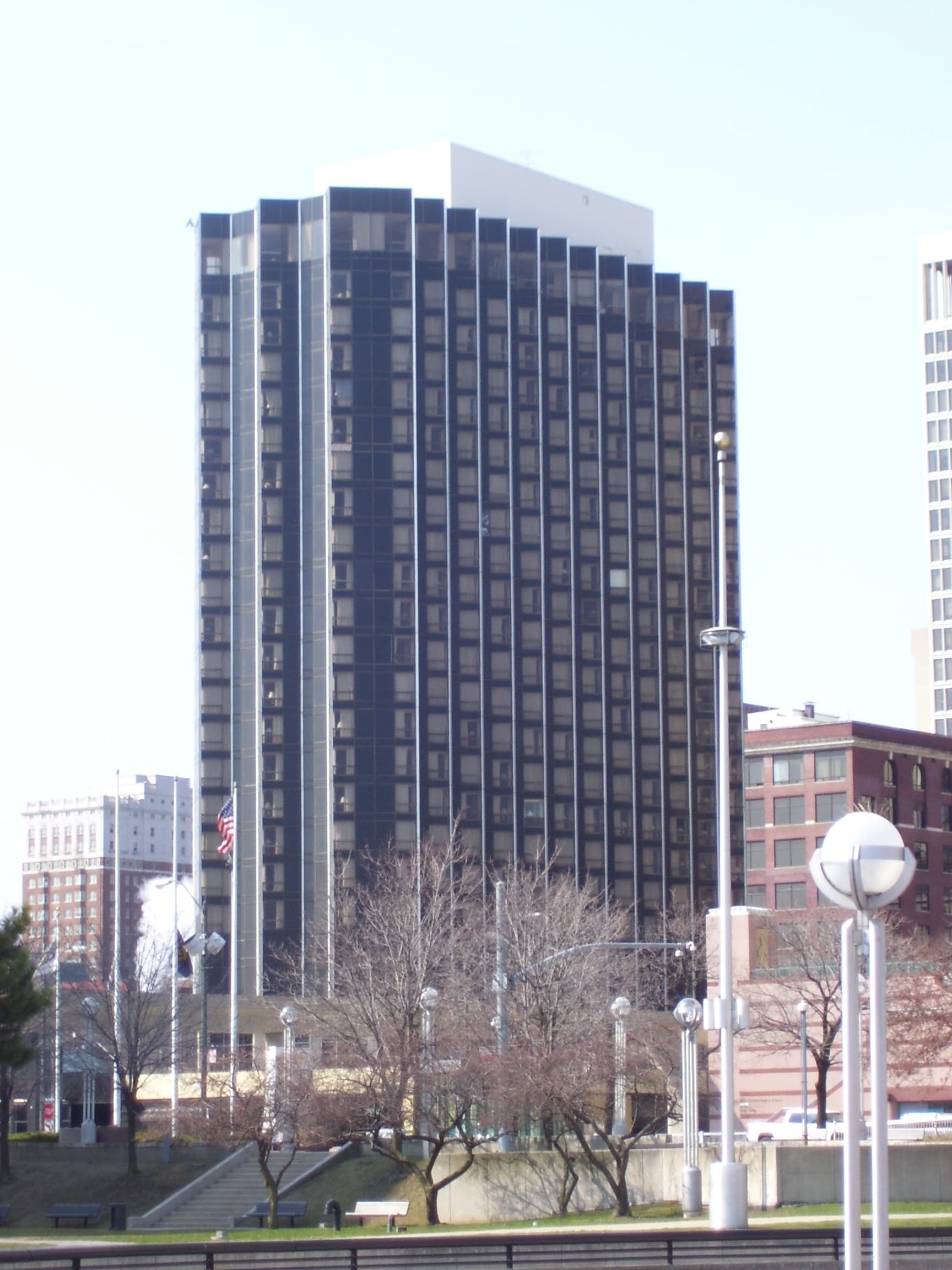 Crowne Plaza Detroit Downtown Riverfront (via Wikimedia Commons, Public domain)