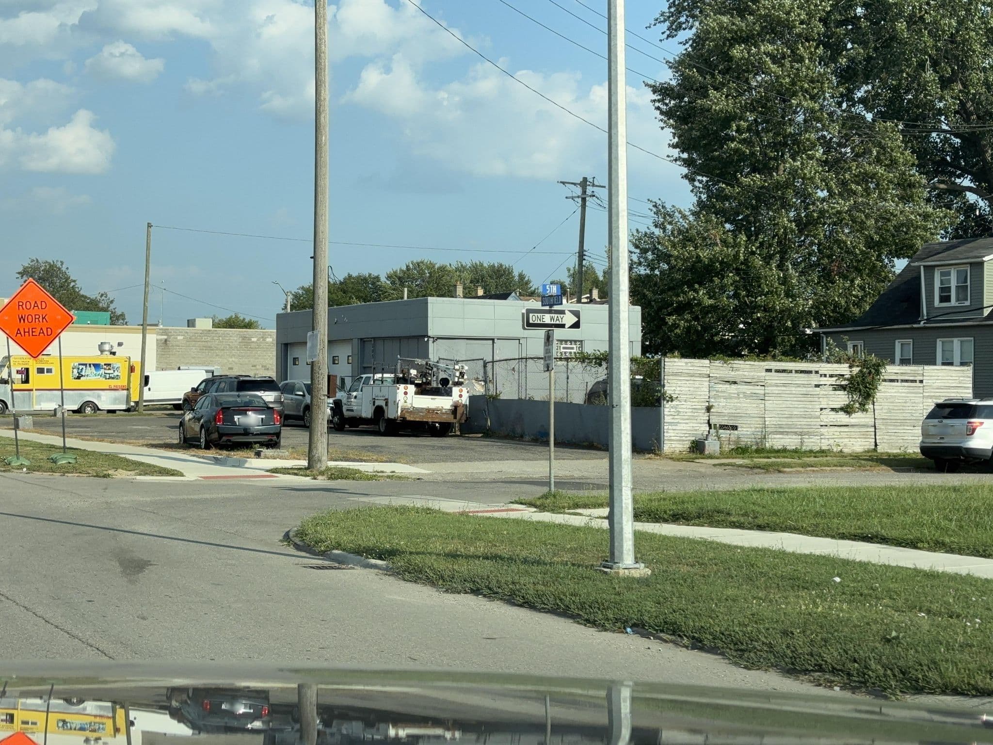Street view near Sportsmans Inn, Ecorse — © Lanka6359 (CC BY-SA · Mapillary)