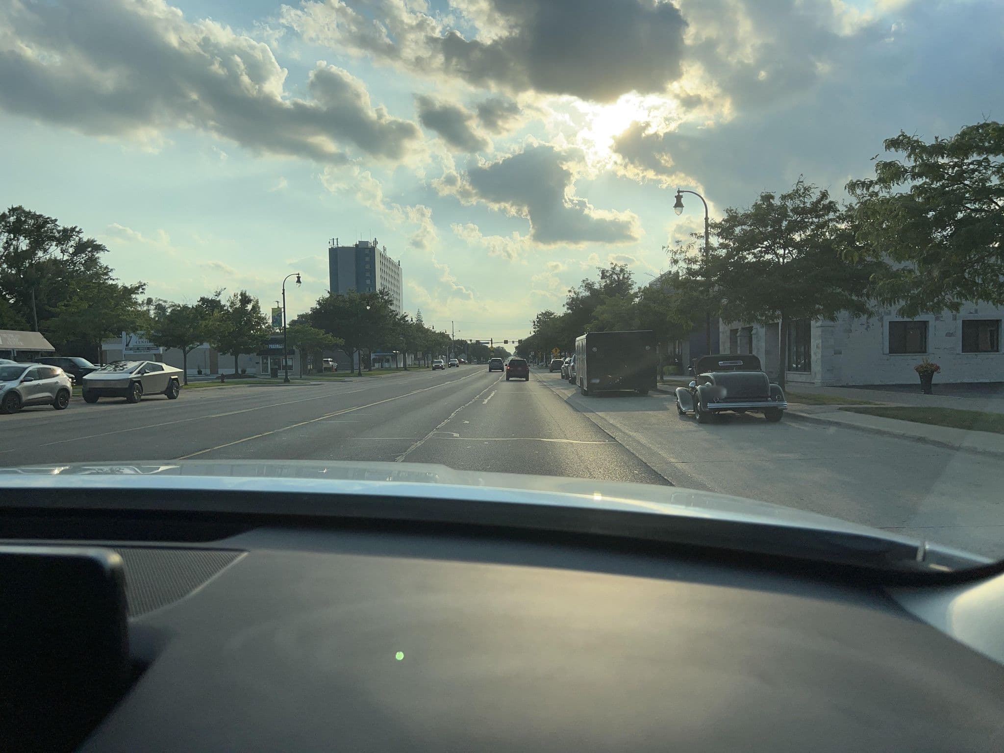 Street view near Mission Hotel, Clawson — © Satsuka_Osaka (CC BY-SA · Mapillary)