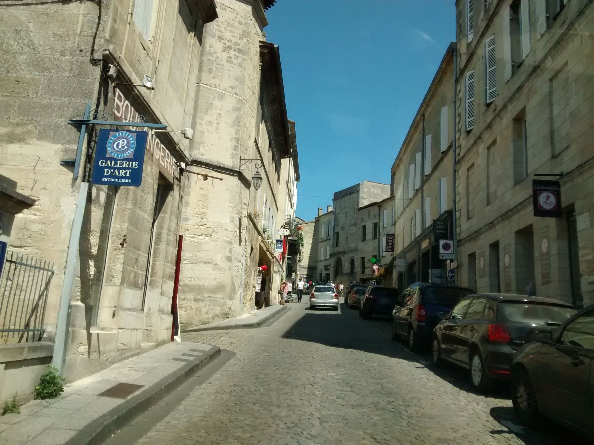 Street view near Logis de la cadène, Saint-Émilion — © egofer (CC BY-SA · Mapillary)