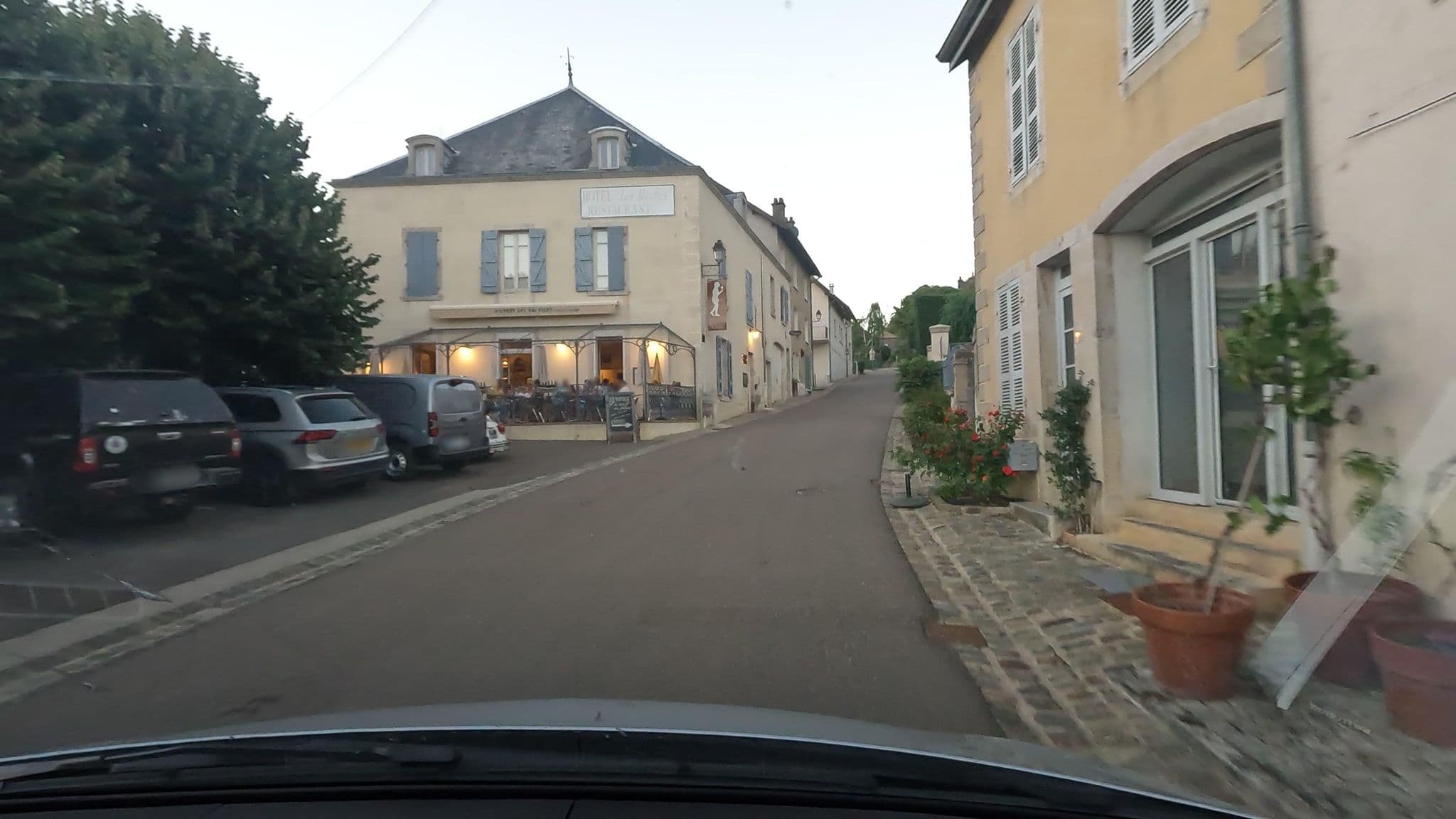 Street view near Hôtel les Roches, Meursault — © vinisa (CC BY-SA · Mapillary)