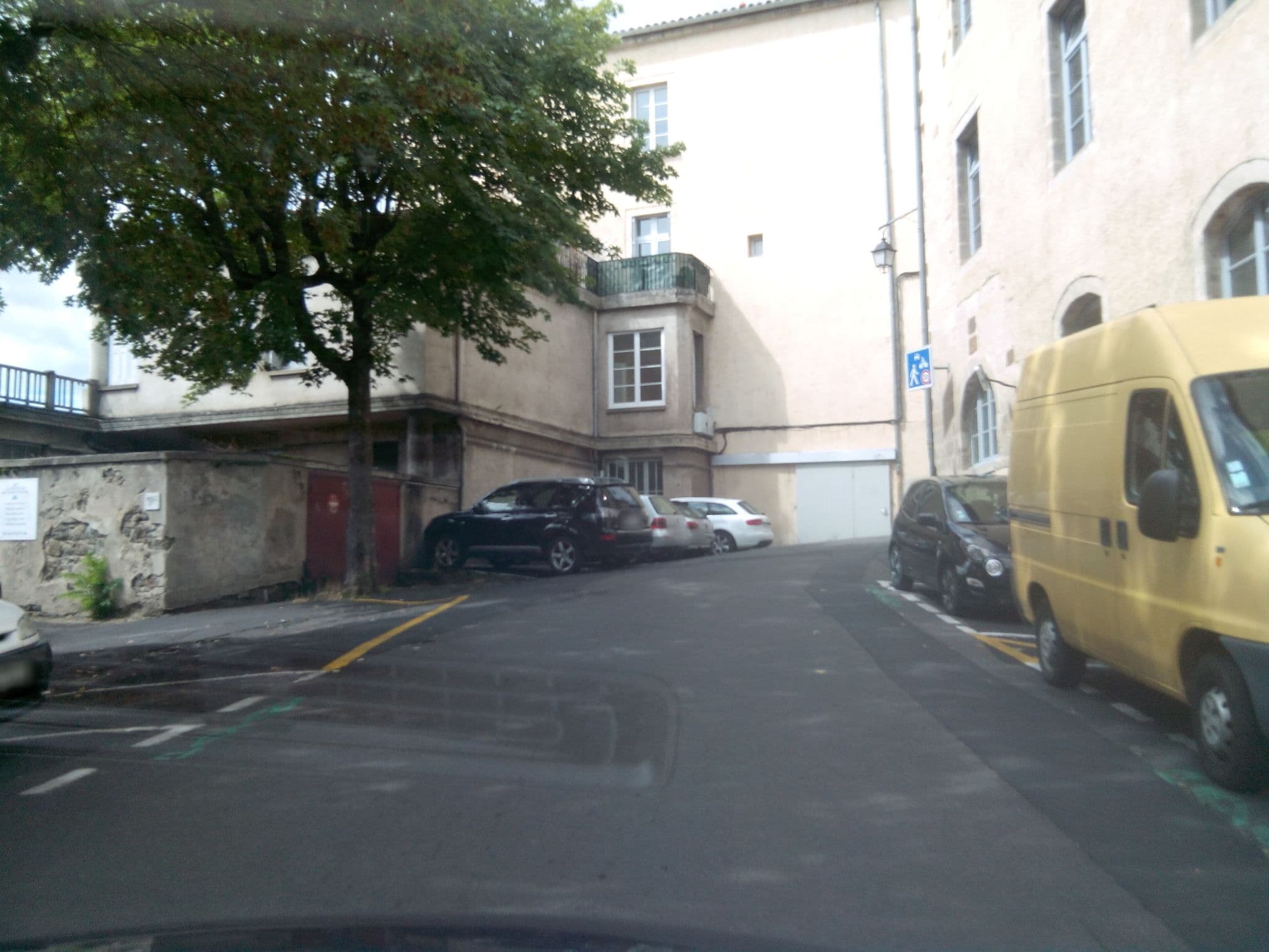 Street view near Auberge de jeunesse, Le Puy-en-Velay — © alainproviste (CC BY-SA · Mapillary)