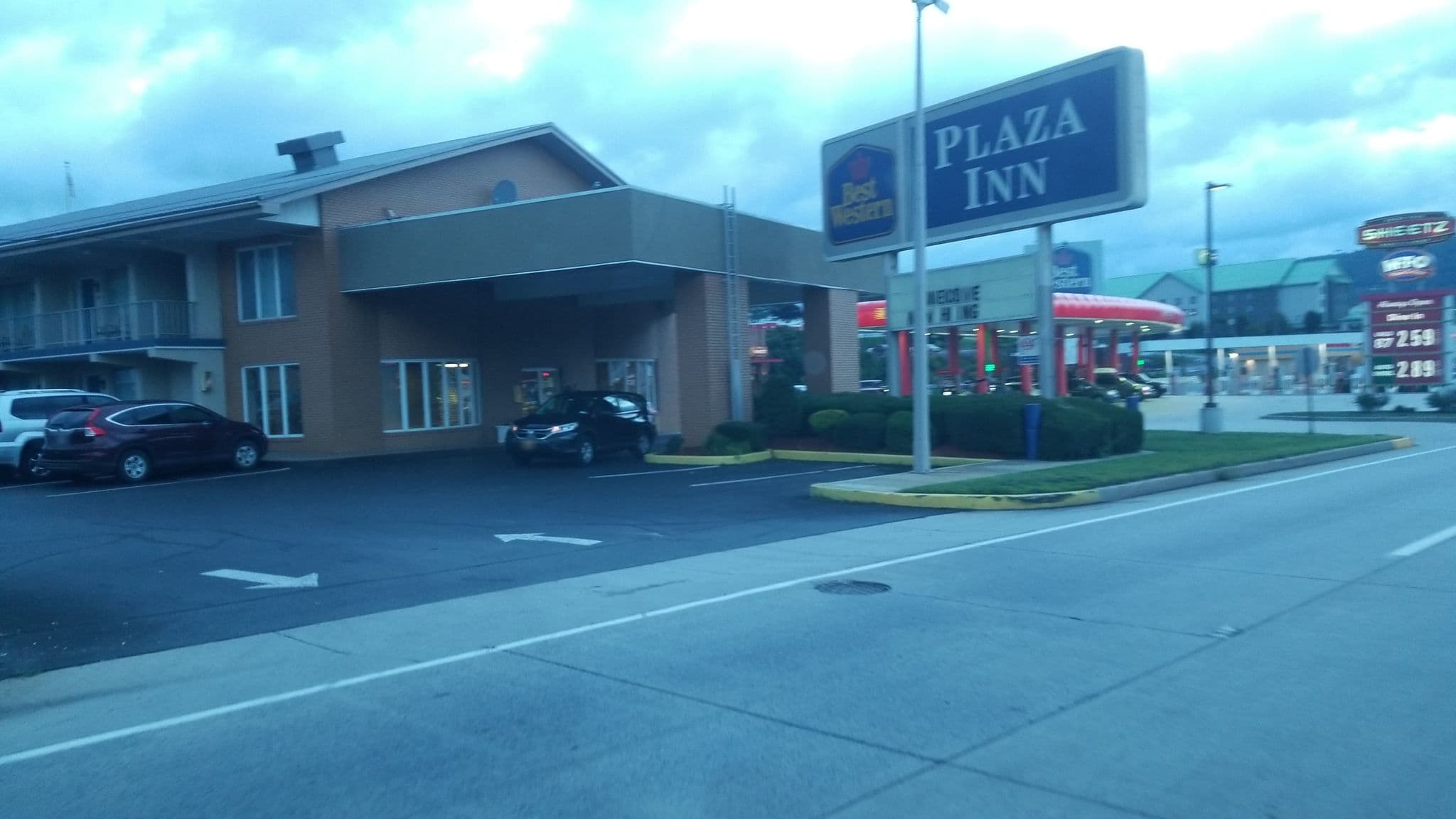 Street view near Days Inn by Wyndham Breezewood, Earlston — © jbthemilker (CC BY-SA · Mapillary)