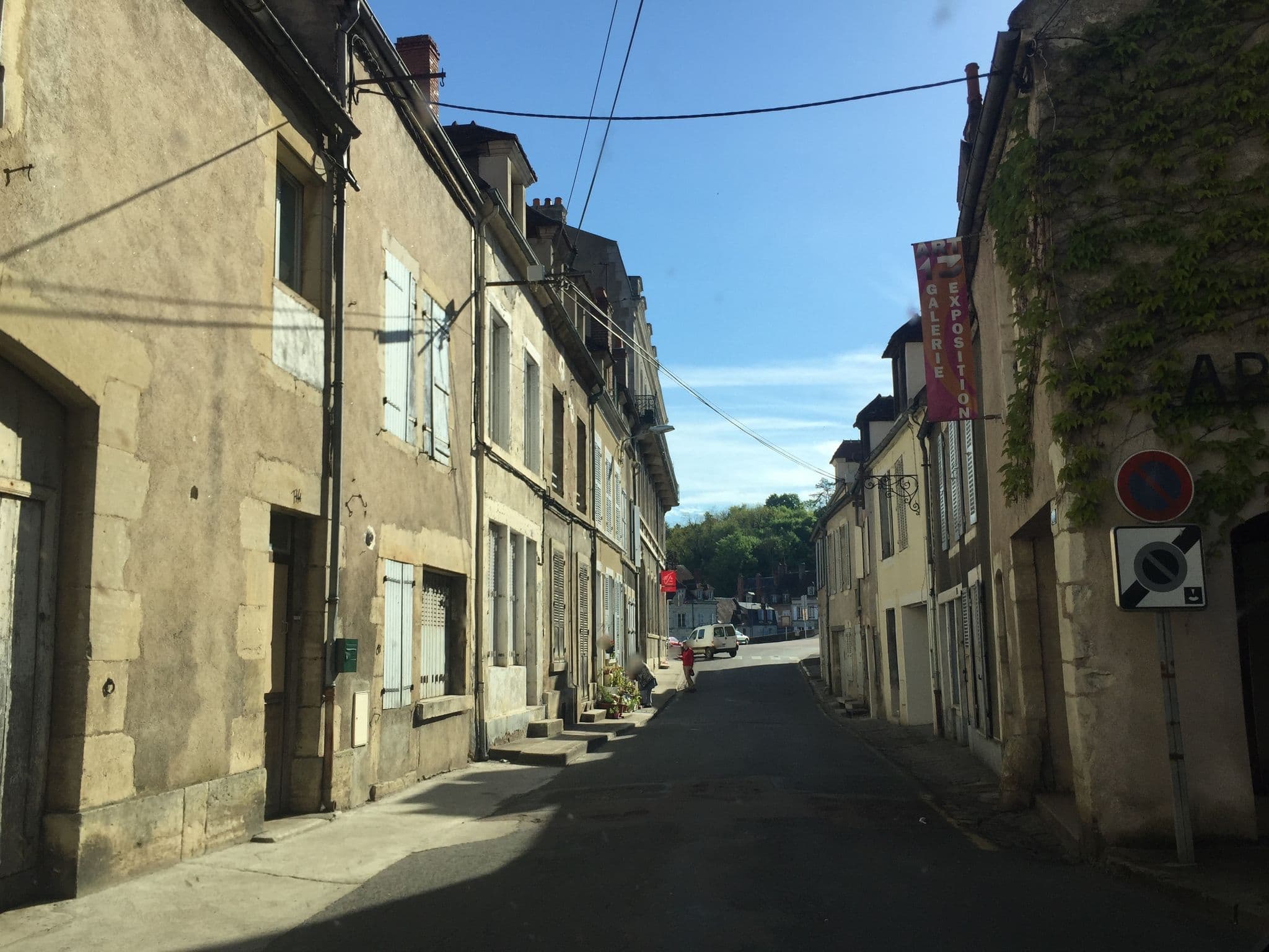 Street view near Logis Hostellerie de la Poste, Clamecy — © thepriben (CC BY-SA · Mapillary)