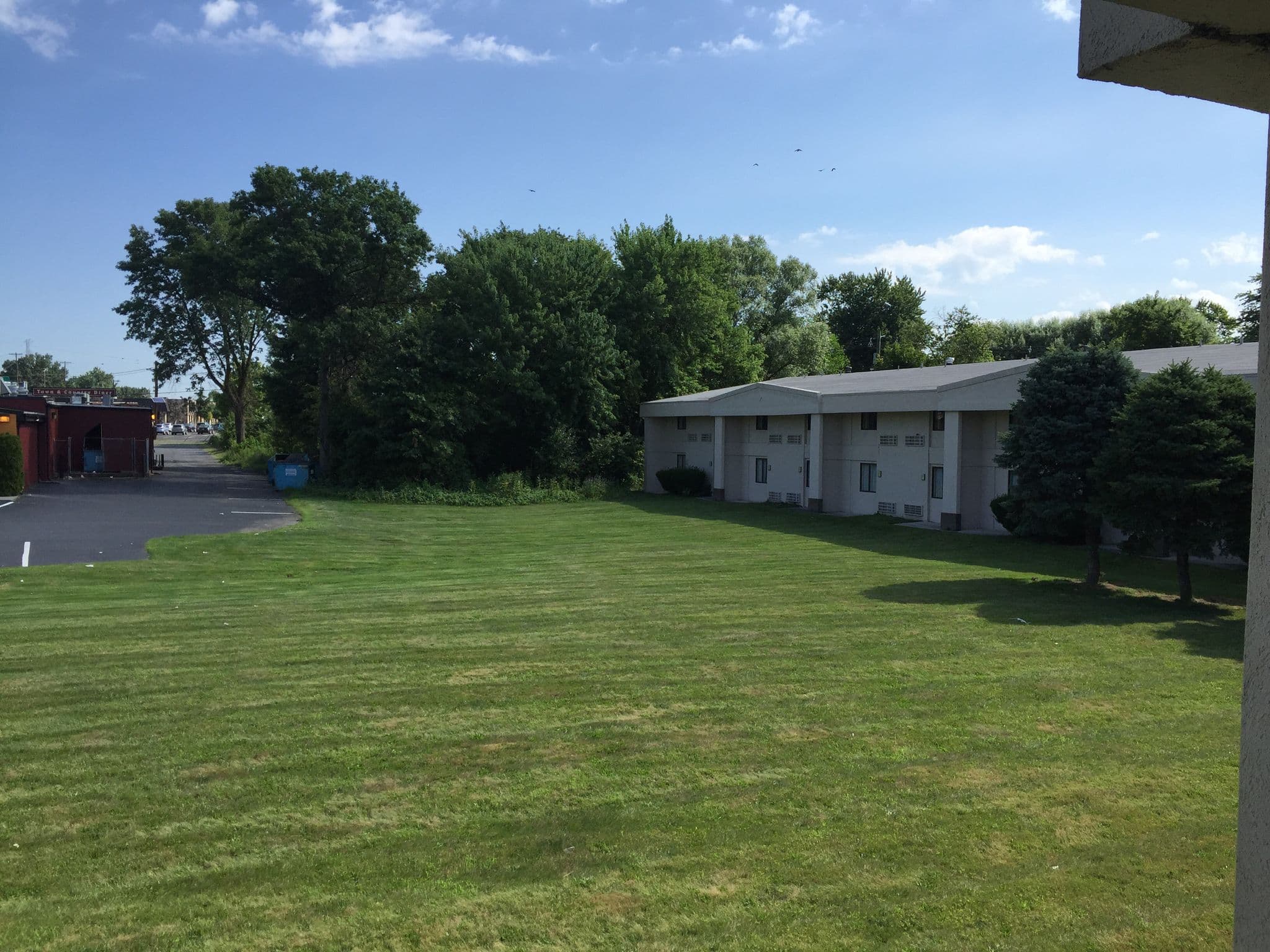 Street view near Econo Lodge Inn & Suites, Bordentown — © richlv (CC BY-SA · Mapillary)