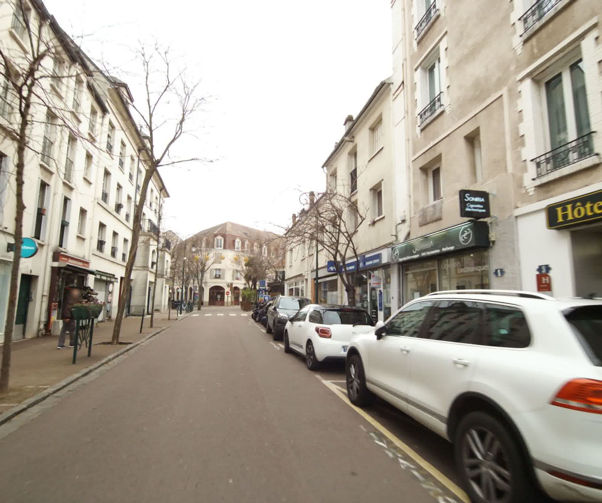 Street view near Hôtel des Arts, Rueil-Malmaison — © sogefi (CC BY-SA · Mapillary)