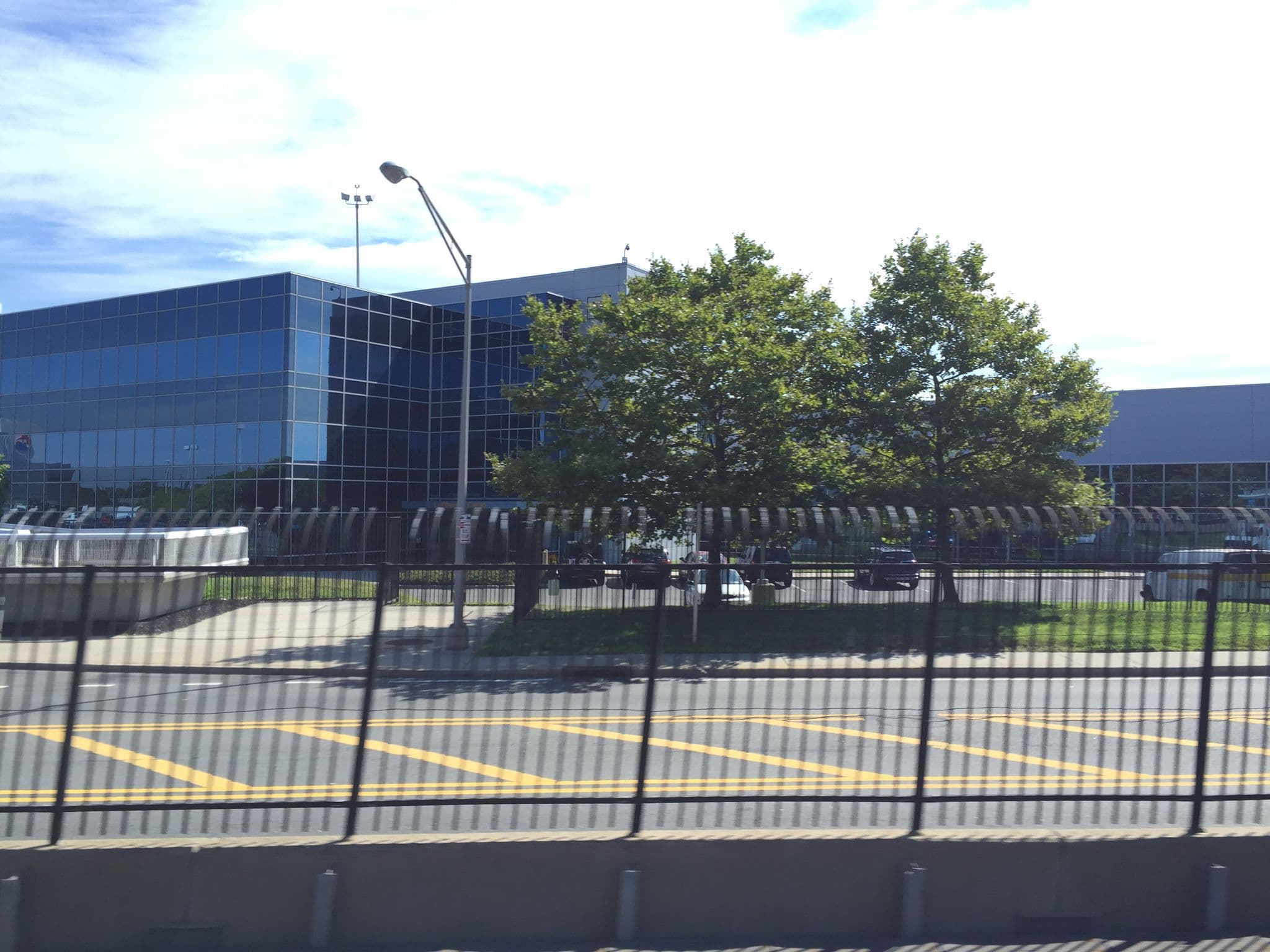 Street view near hot sheet hotel, South Ozone Park — © richlv (CC BY-SA · Mapillary)