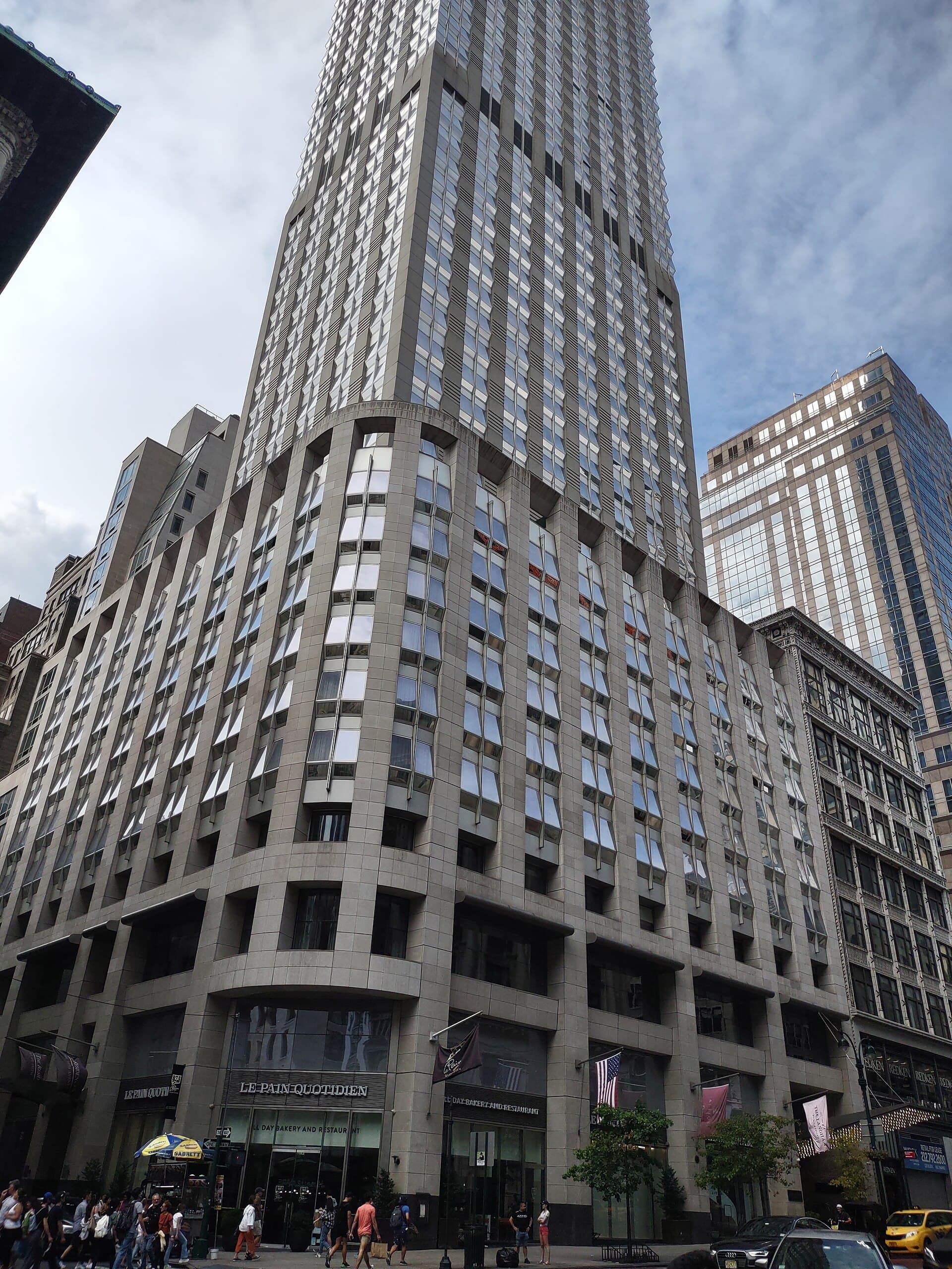 The Langham, New York, Fifth Avenue (via Wikimedia Commons, CC BY-SA 4.0)