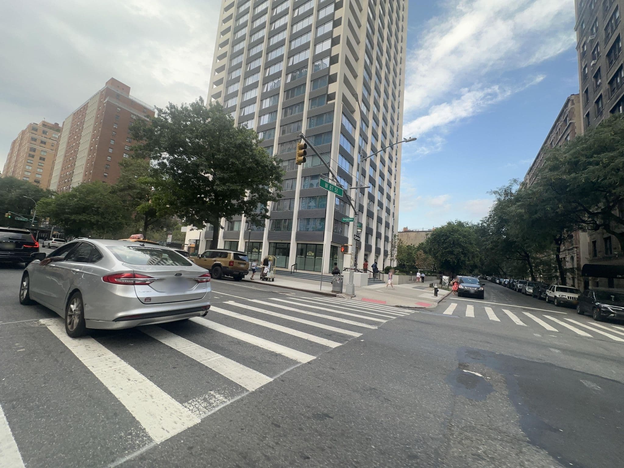 Street view near Pink in the City, Upper West Side — © RobinZyx (CC BY-SA · Mapillary)