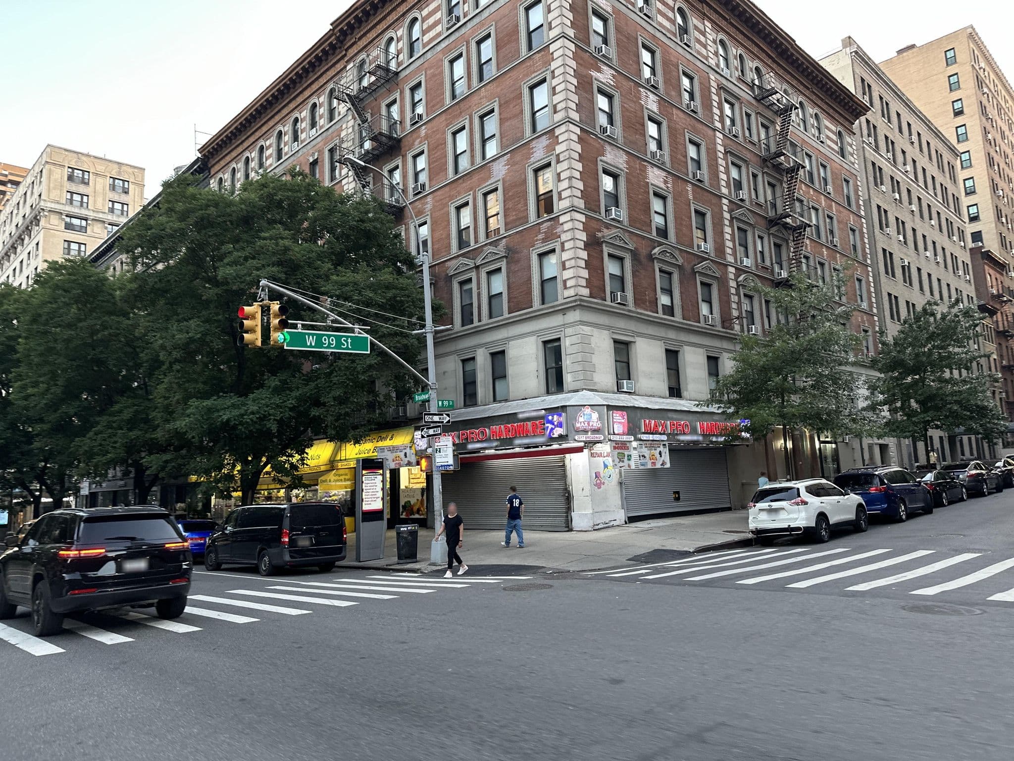 Street view near Hotel 99 Llc, Manhattan Valley — © RobinZyx (CC BY-SA · Mapillary)