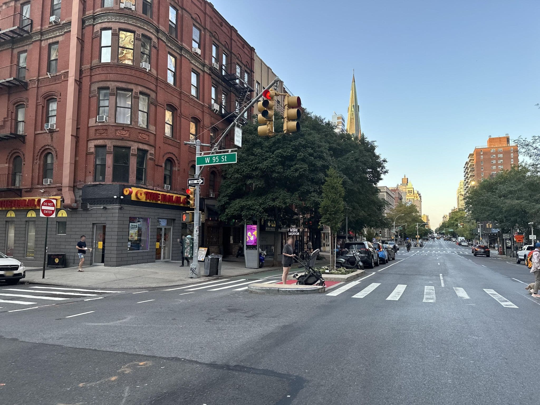 Street view near Westside Pearl Hostel, Manhattan Valley — © RobinZyx (CC BY-SA · Mapillary)