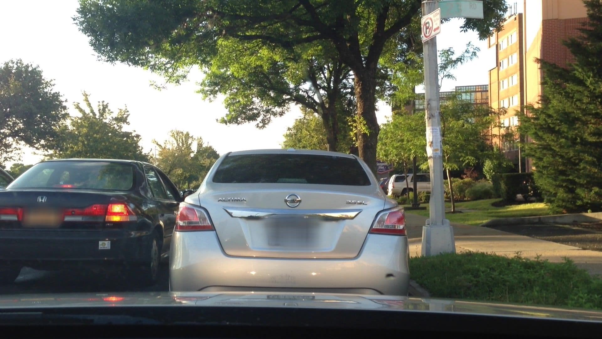 Street view near Hampton Inn by Hilton, East Elmhurst — © lvl5 (CC BY-SA · Mapillary)