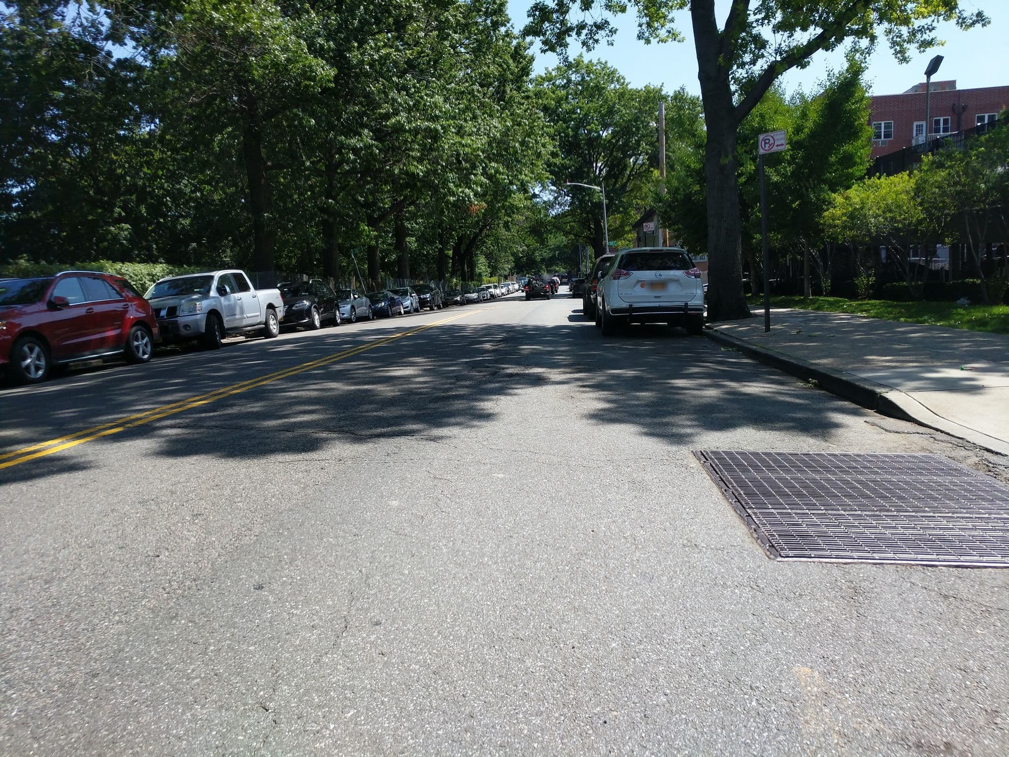 Street view near The haunted hotel, East Elmhurst — © daalso (CC BY-SA · Mapillary)