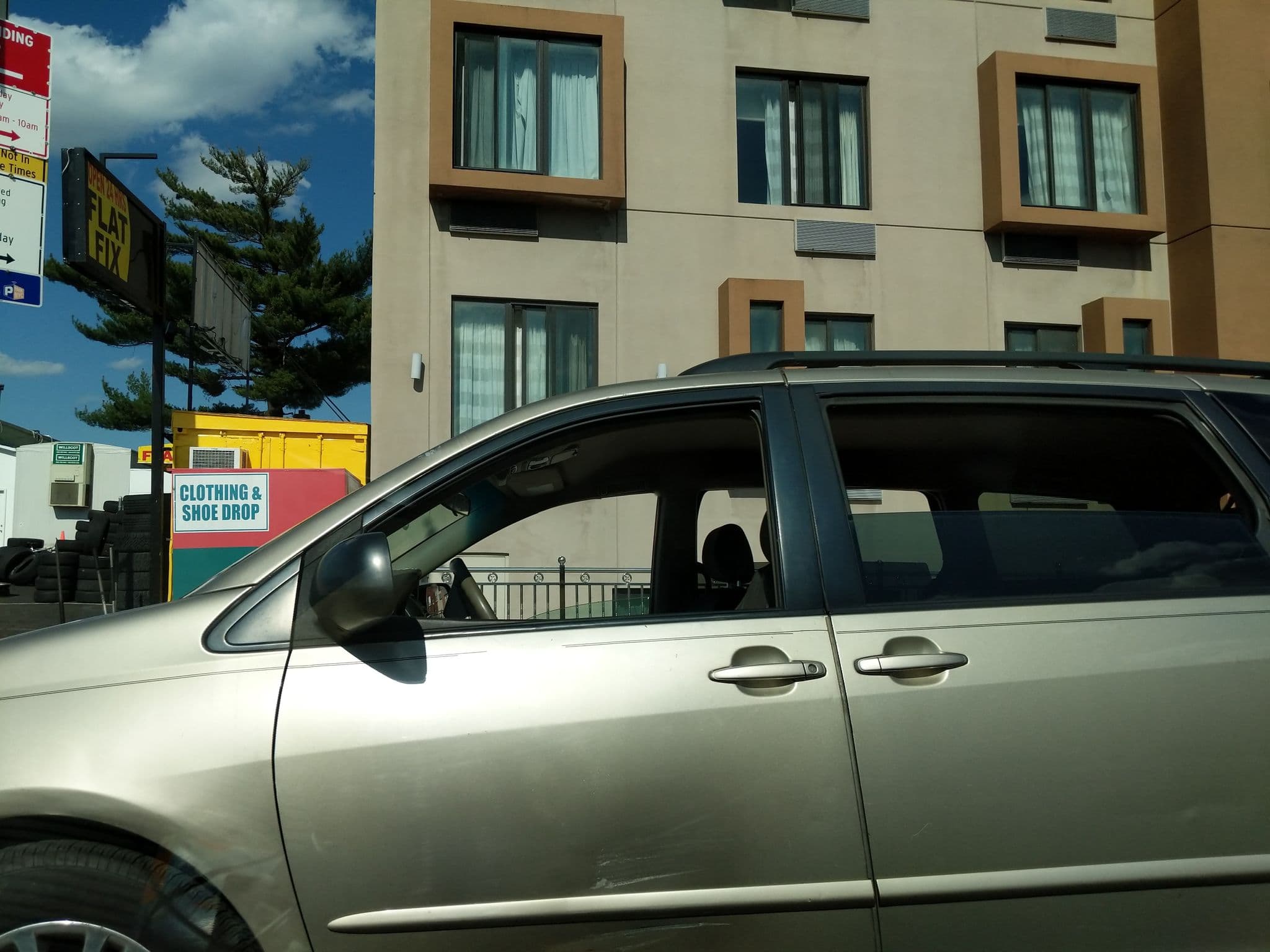 Street view near Hillside Hotel, Briarwood — © farlab2 (CC BY-SA · Mapillary)