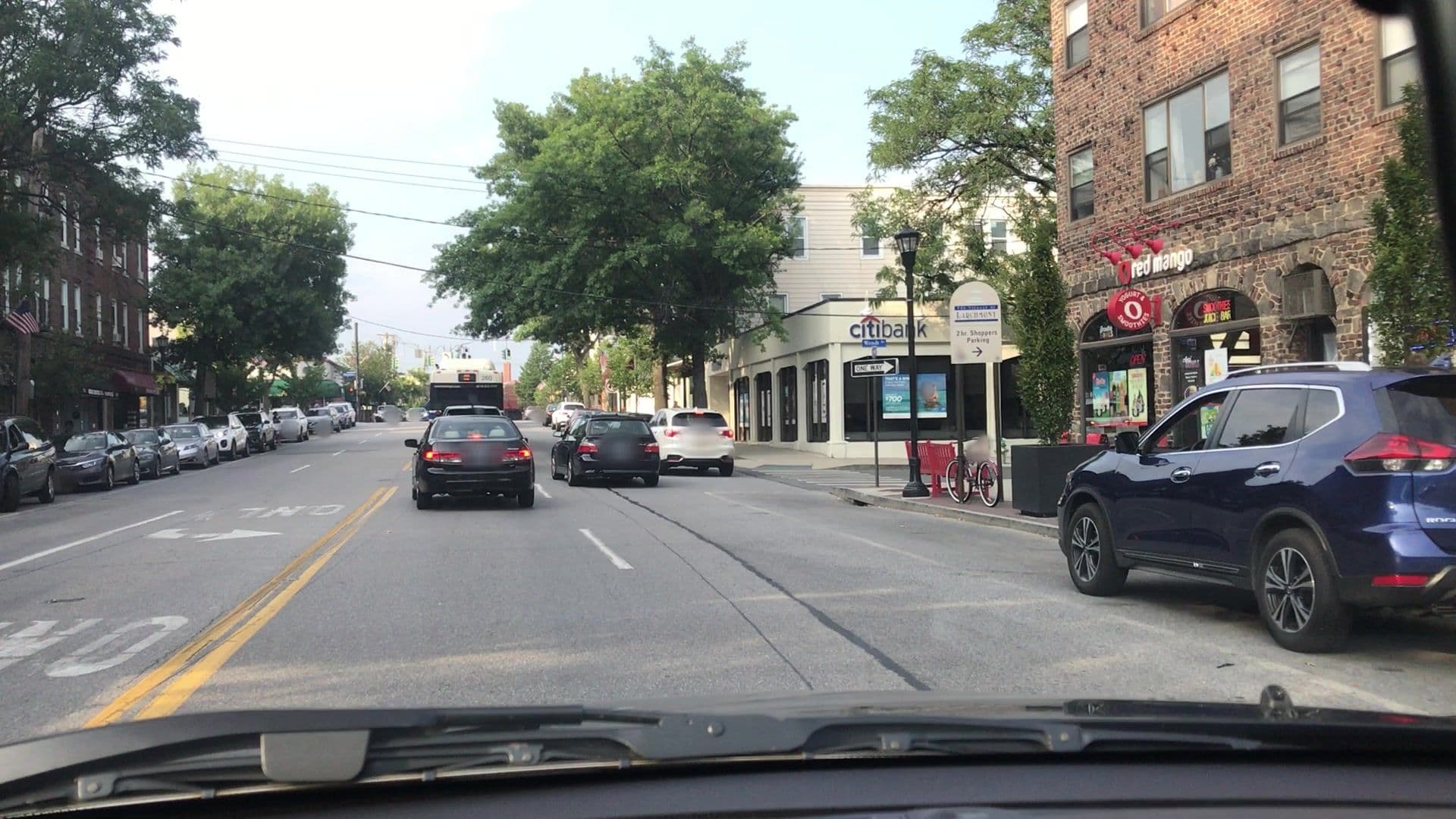 Street view near Larchmont Manor Park & Beach, Mamaroneck — © lvl5 (CC BY-SA · Mapillary)