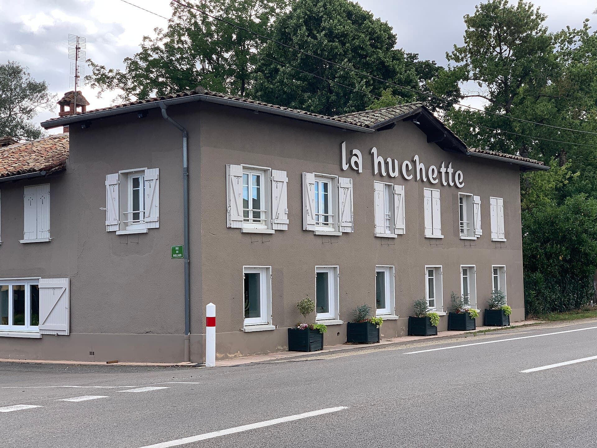 La Huchette Hostellerie (via Wikimedia Commons, CC BY-SA 4.0)
