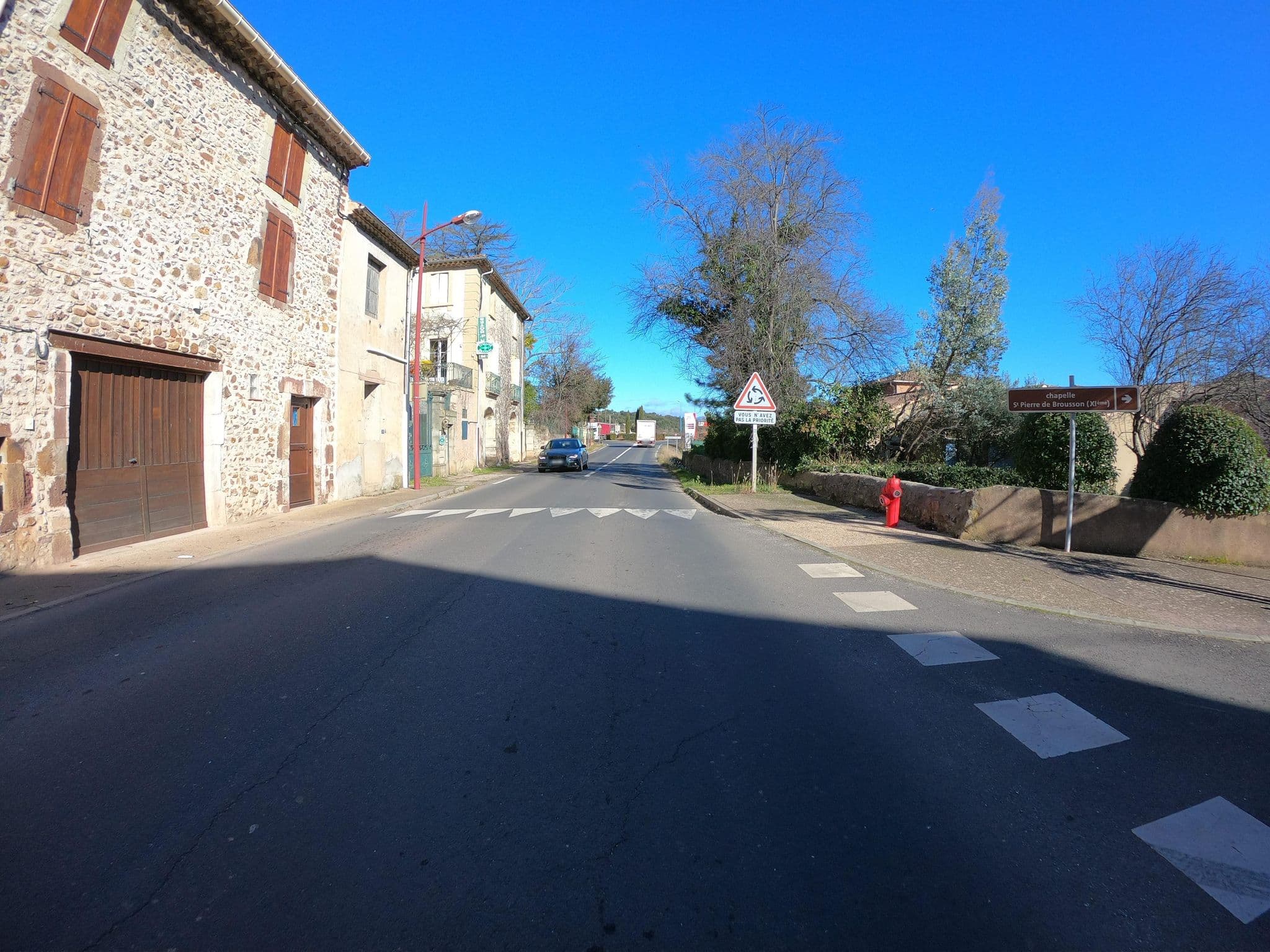 Street view near Domaine de Brousson, La Tour-sur-Orb — © joostjakob (CC BY-SA · Mapillary)