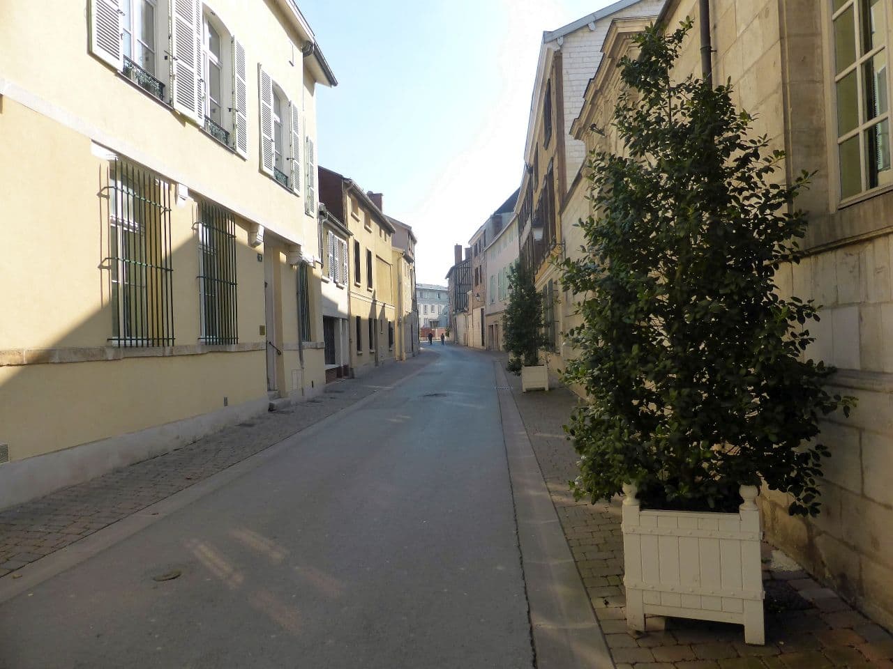 Street view near La Maison De Marie Caroline, Châlons-en-Champagne — © sarant (CC BY-SA · Mapillary)