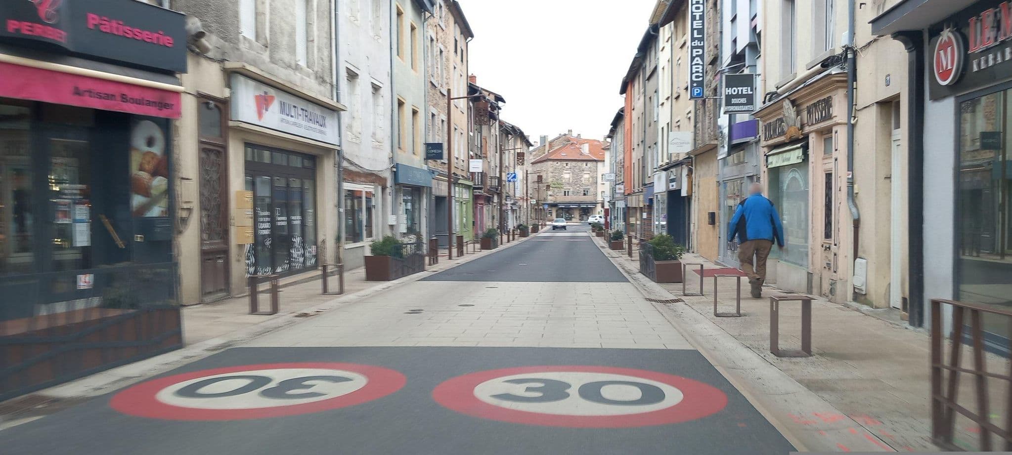 Street view near Hôtel du Parc restaurant, Yssingeaux — © chrisch43 (CC BY-SA · Mapillary)