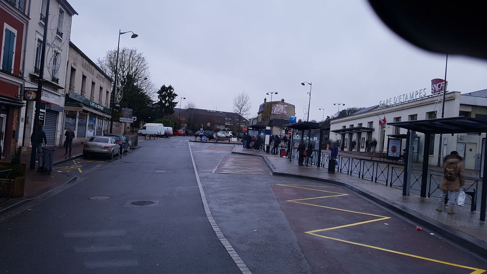 Street view near Hôtel de la Gare, Étampes — © bernardvoyageur (CC BY-SA · Mapillary)