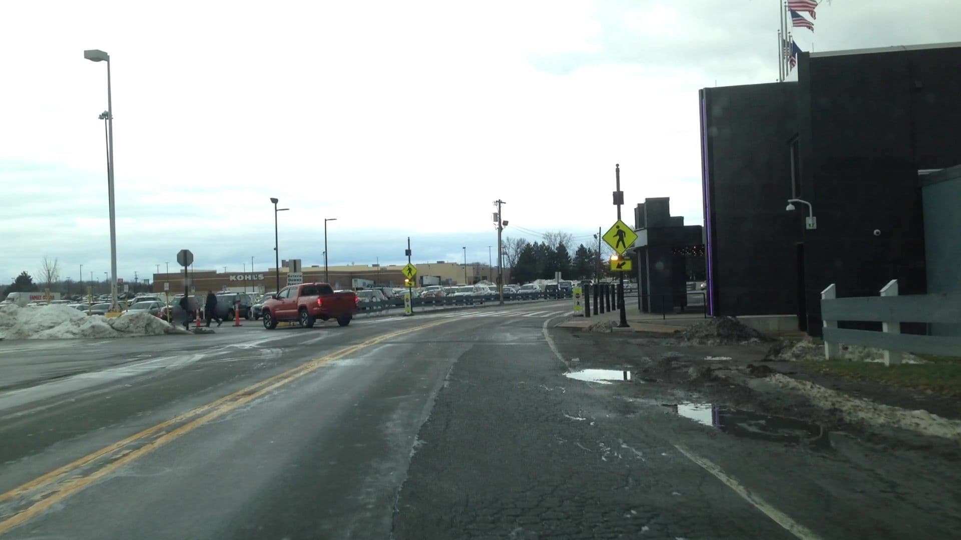Street view near Batavia Downs, Oakfield — © lvl5 (CC BY-SA · Mapillary)