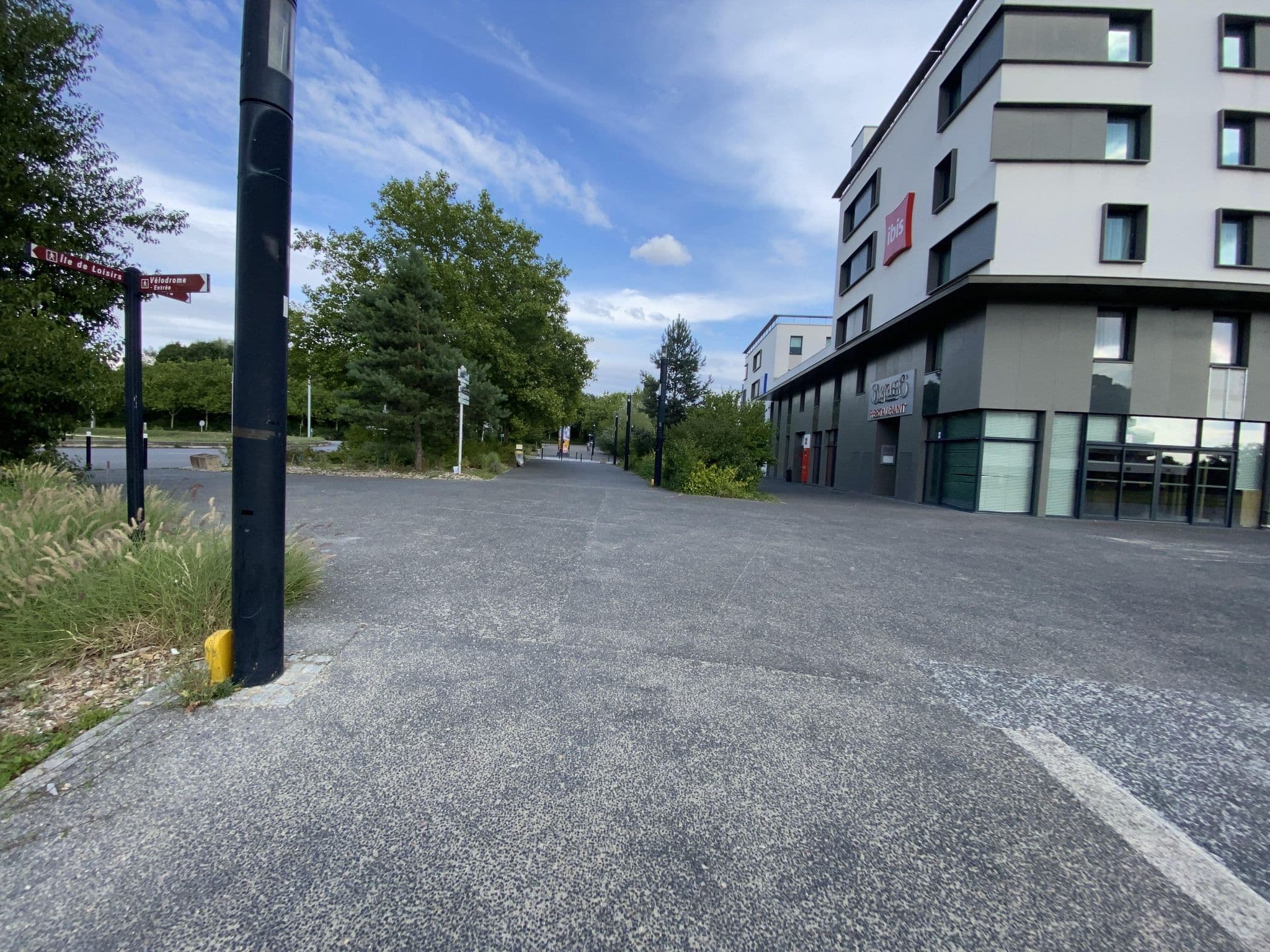 Street view near Ibis, Bois-d'Arcy — © josmougn (CC BY-SA · Mapillary)