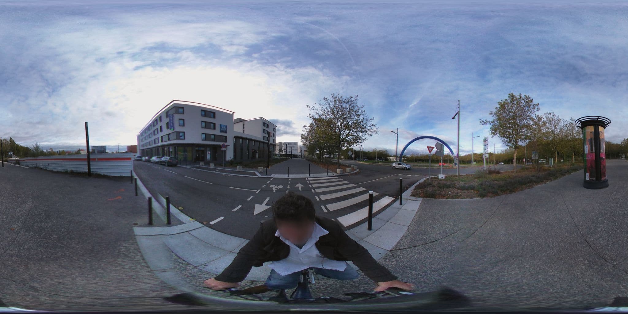 Street view near Ibis Budget, Bois-d'Arcy — © geovelo (CC BY-SA · Mapillary)