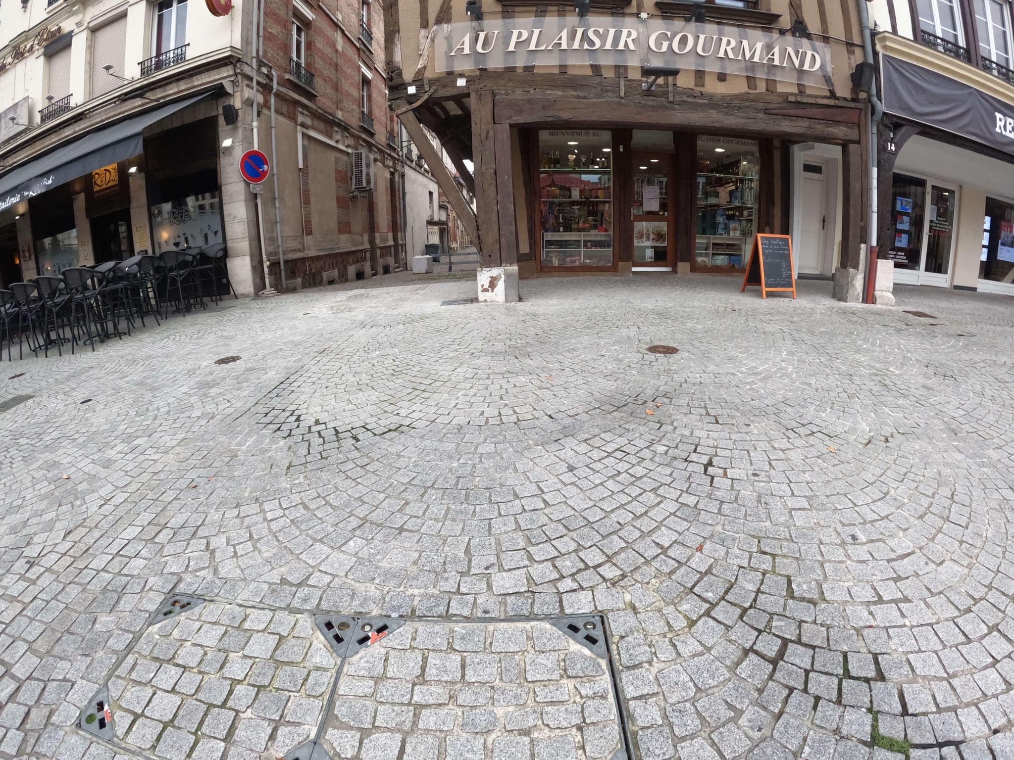 Street view near Ibis Styles, Châlons-en-Champagne — © vinisa (CC BY-SA · Mapillary)