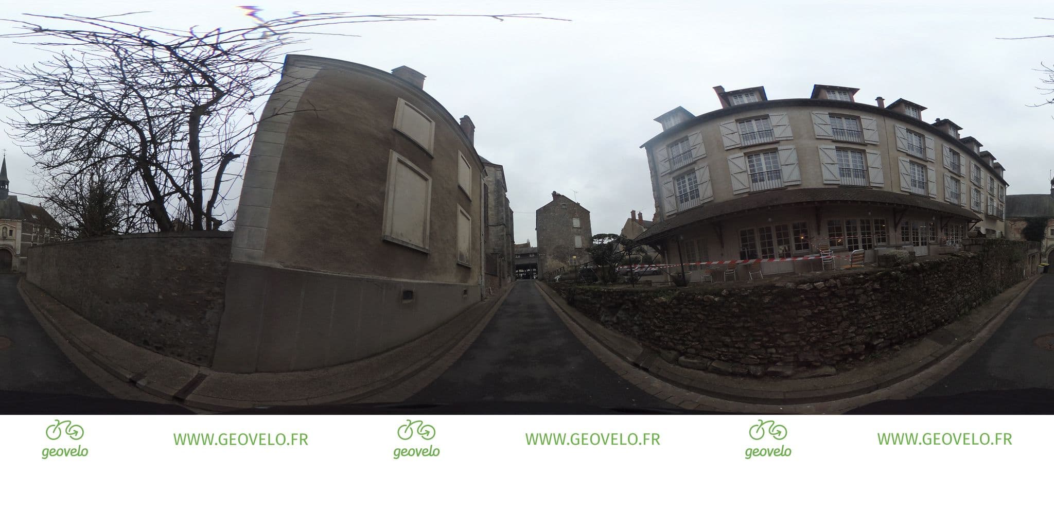 Street view near Hôtel Blanche de Castille, Dourdan — © simon_geovelo (CC BY-SA · Mapillary)